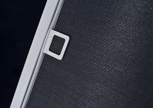 Moskitiera ramkowa na oknie