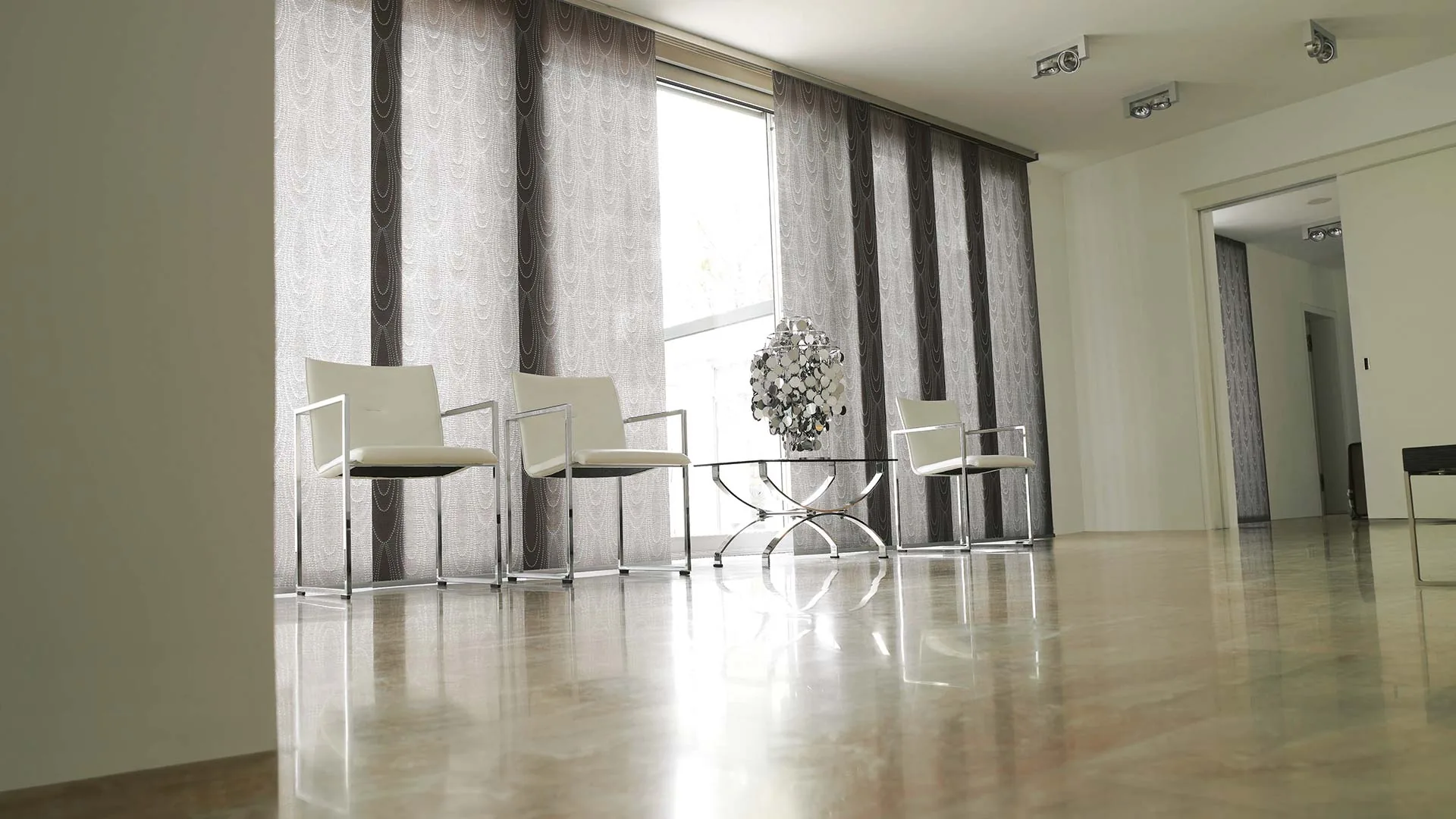 Panele japońskie przy dużym oknie