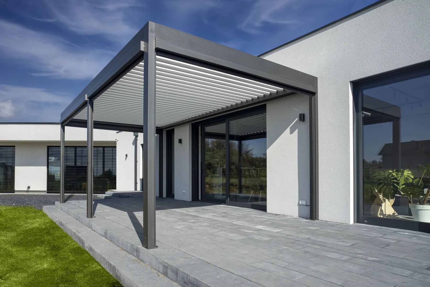 Pergola lamelowa przy nowoczesnym domu
