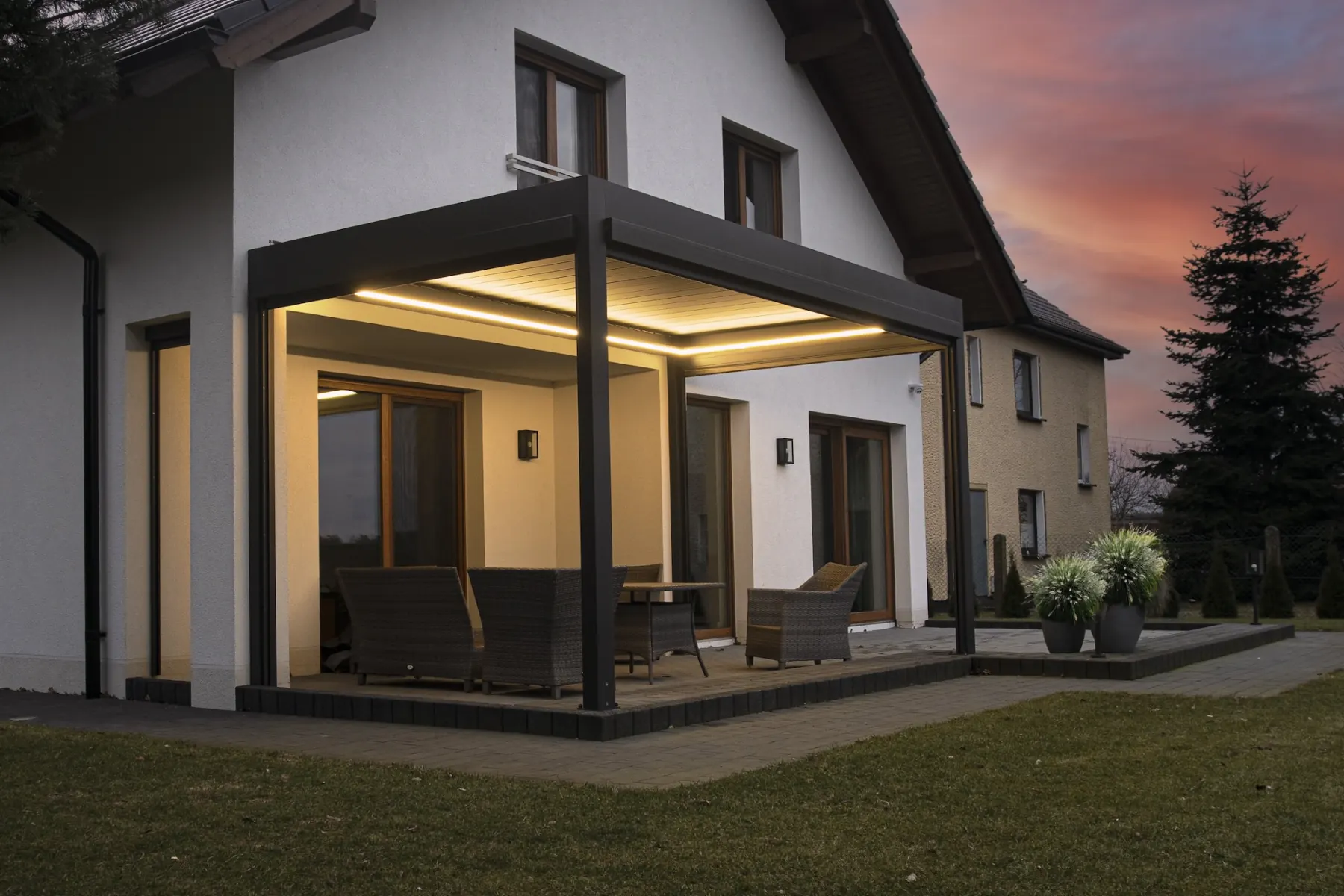 Pergola z oświetleniem LED po zmroku