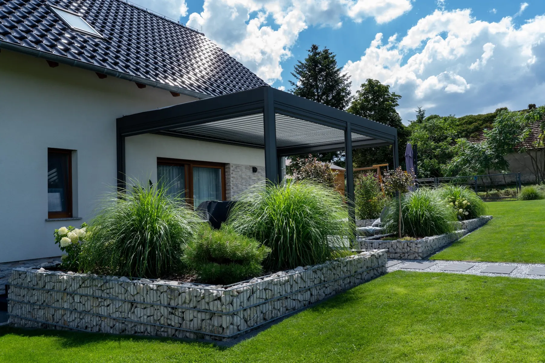 Pergola ogrodowa przy zabudowie jednorodzinnej