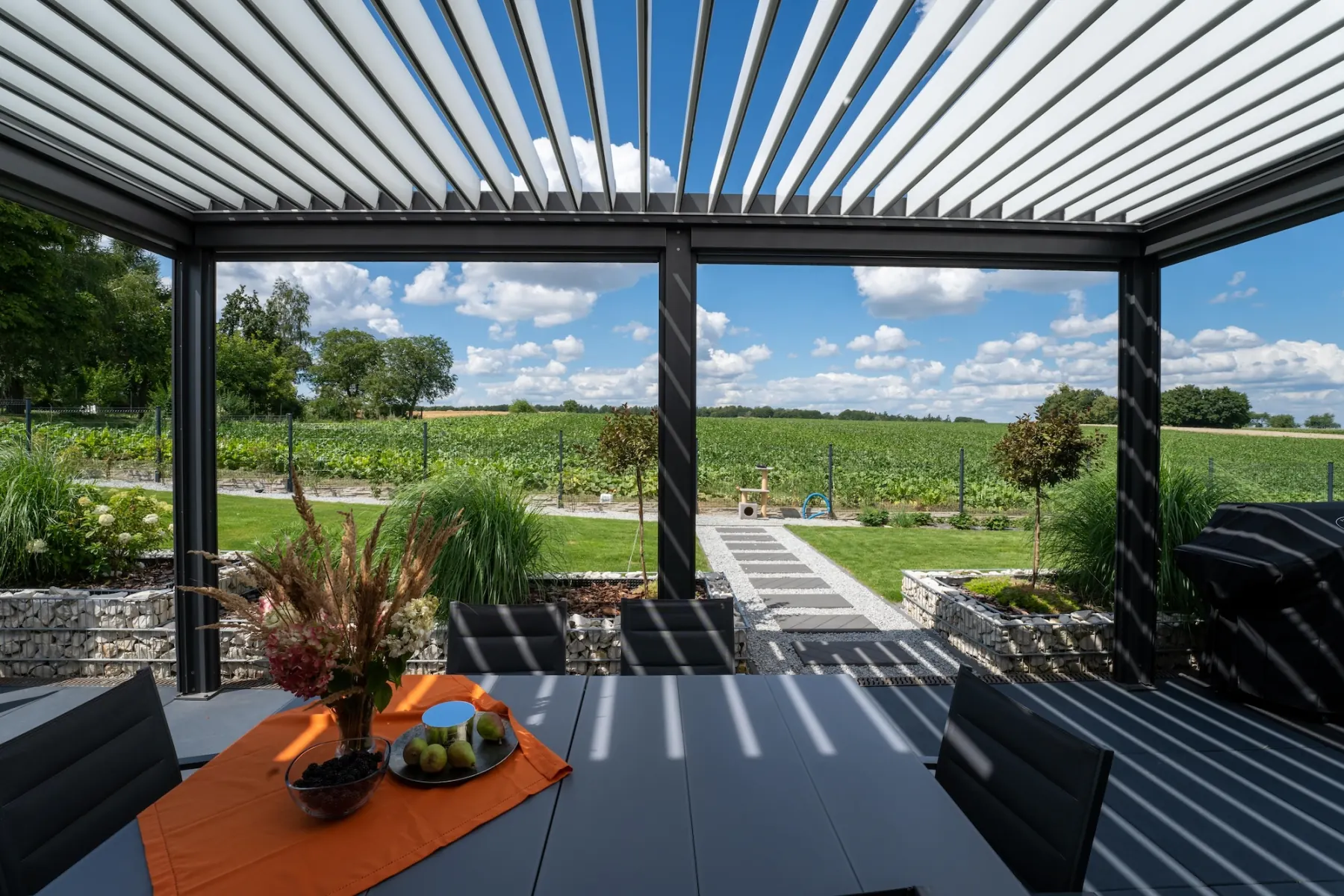 Widok spod pergoli z otwartymi lamelami