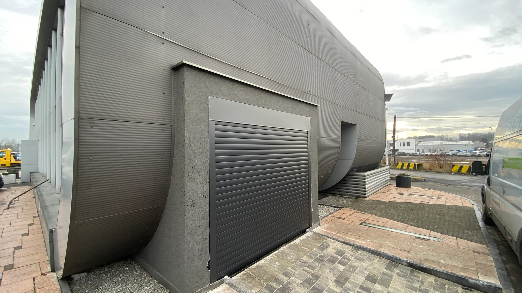 Brama rolowana Guard 77 w Katowicach - widok frontu obiektu z zamontowaną bramą