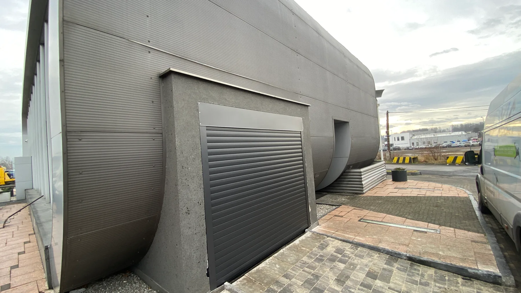 Brama rolowana Guard 77 w Katowicach - detal wykończenia przy elewacji