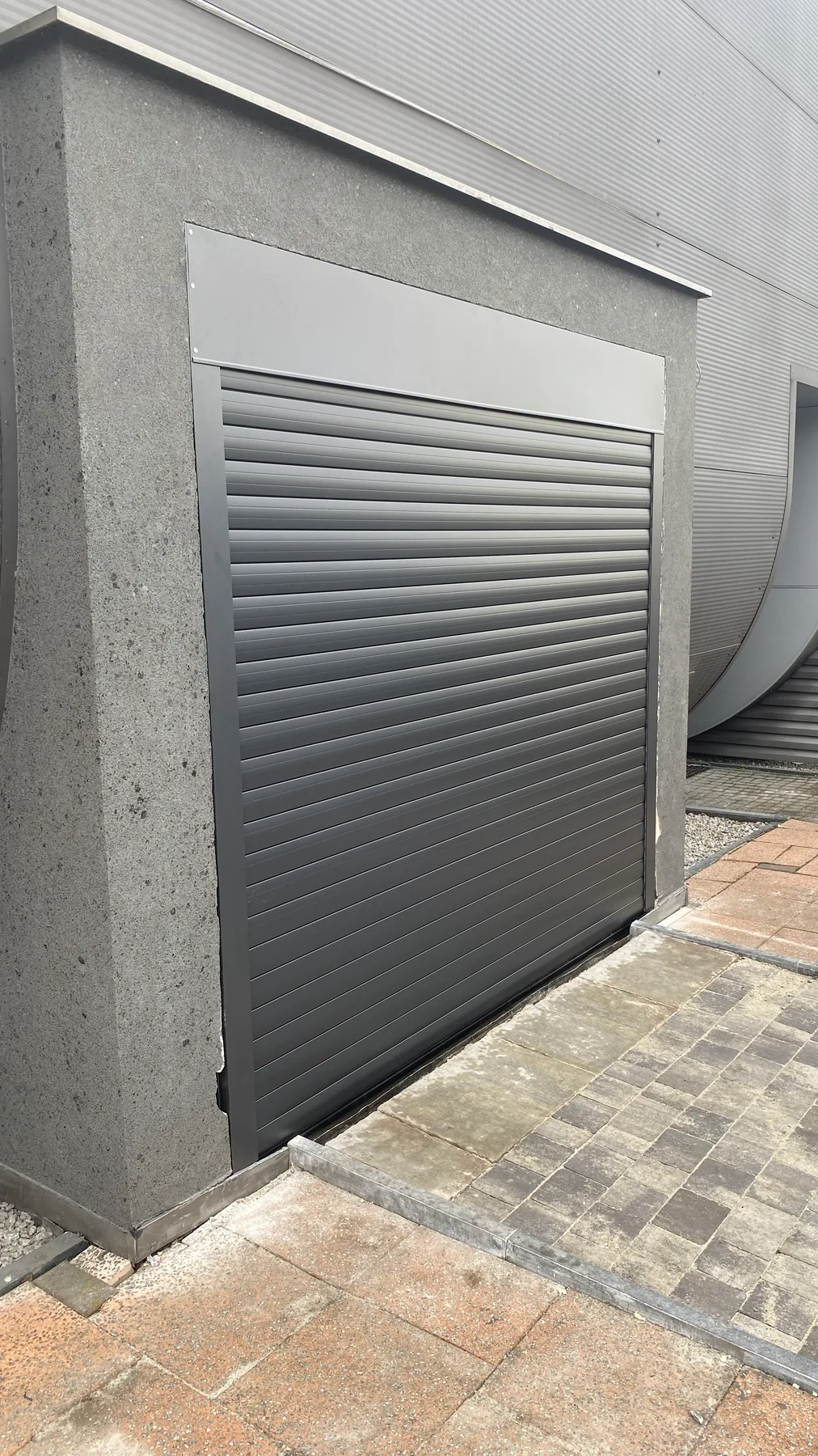 Brama rolowana Guard 77 w Katowicach - efekt końcowy po dopasowaniu systemu do wejścia