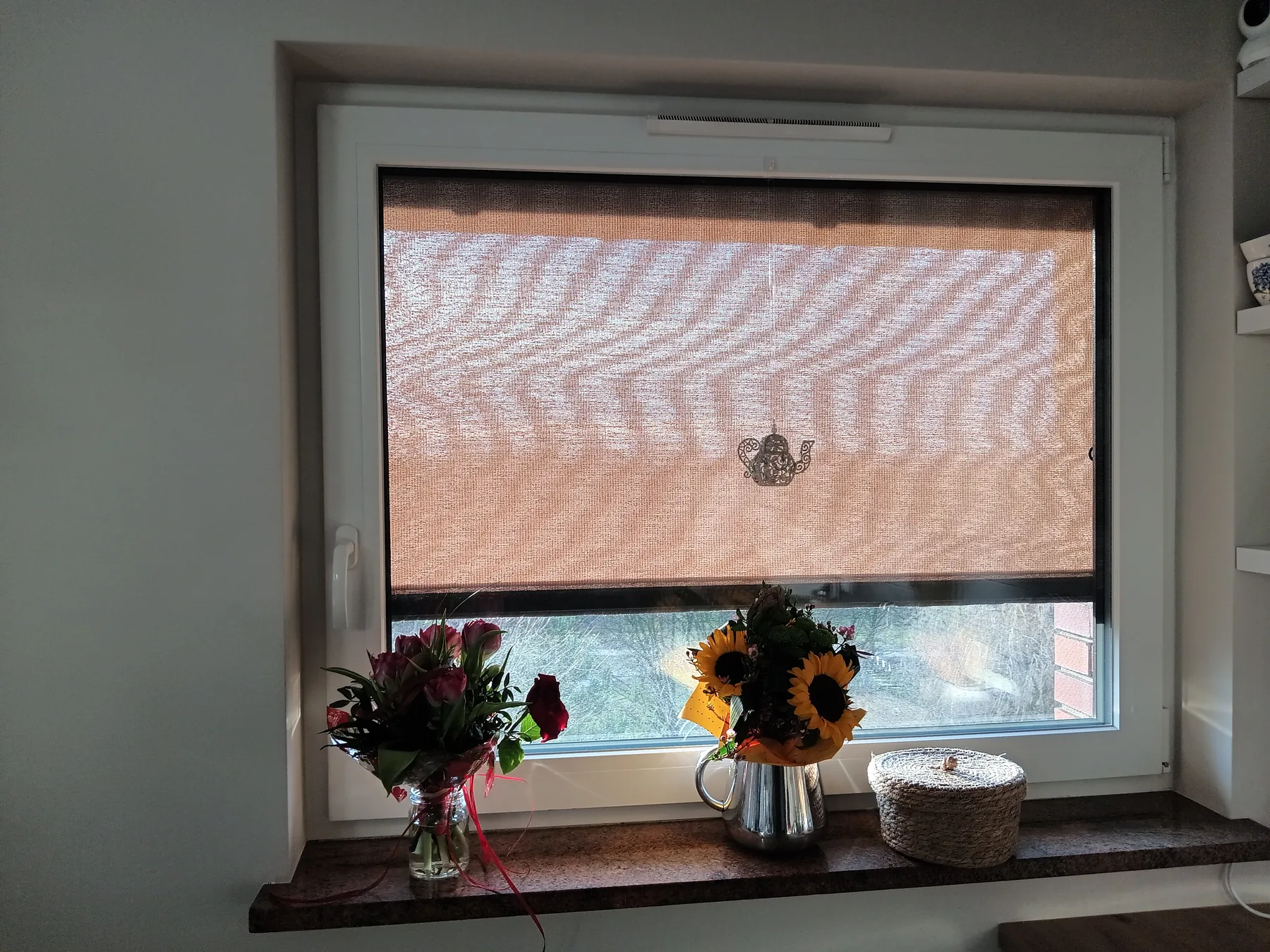 Markizy pionowe Fakro w Chorzowie - kadr pokazujący efekt filtrowania światła