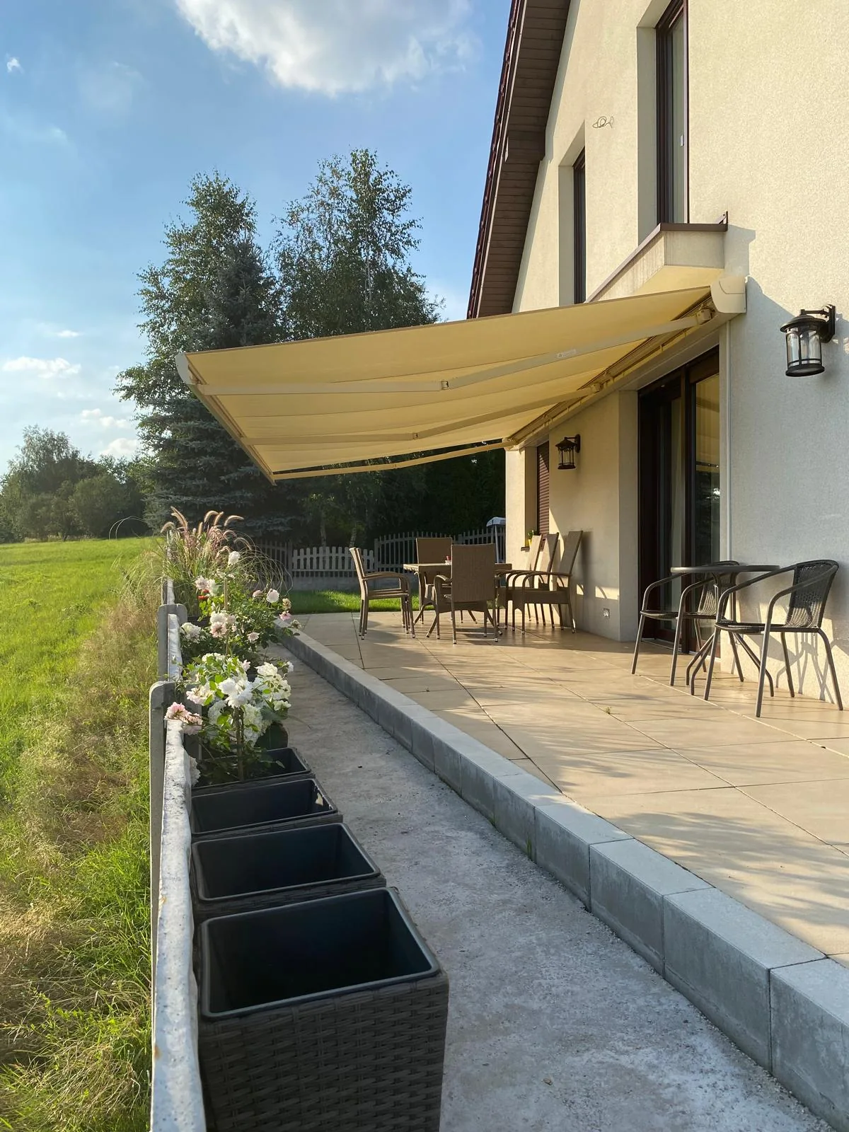 Markiza Corsica w realizacji tarasowej w Dąbrowie Górniczej - realizacja markizy corsica przy tarasie - ujęcie 2