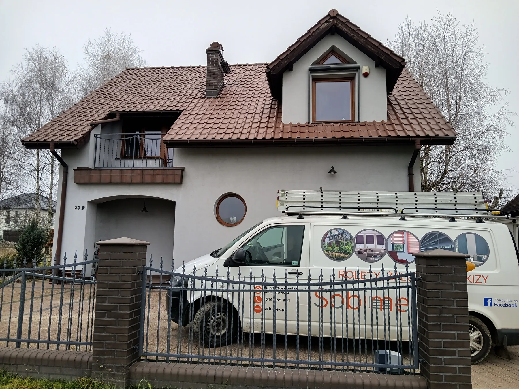 Markiza Fakro Solarna w Mikołowie - detal prowadzenia osłony przy oknie