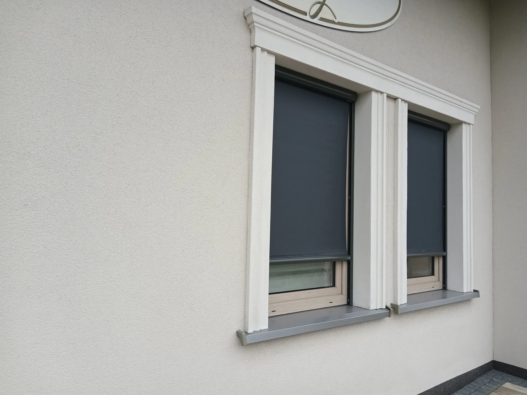 Markiza pionowa Fakro w Pińczycach - kadr pokazujący osłonę od zewnątrz