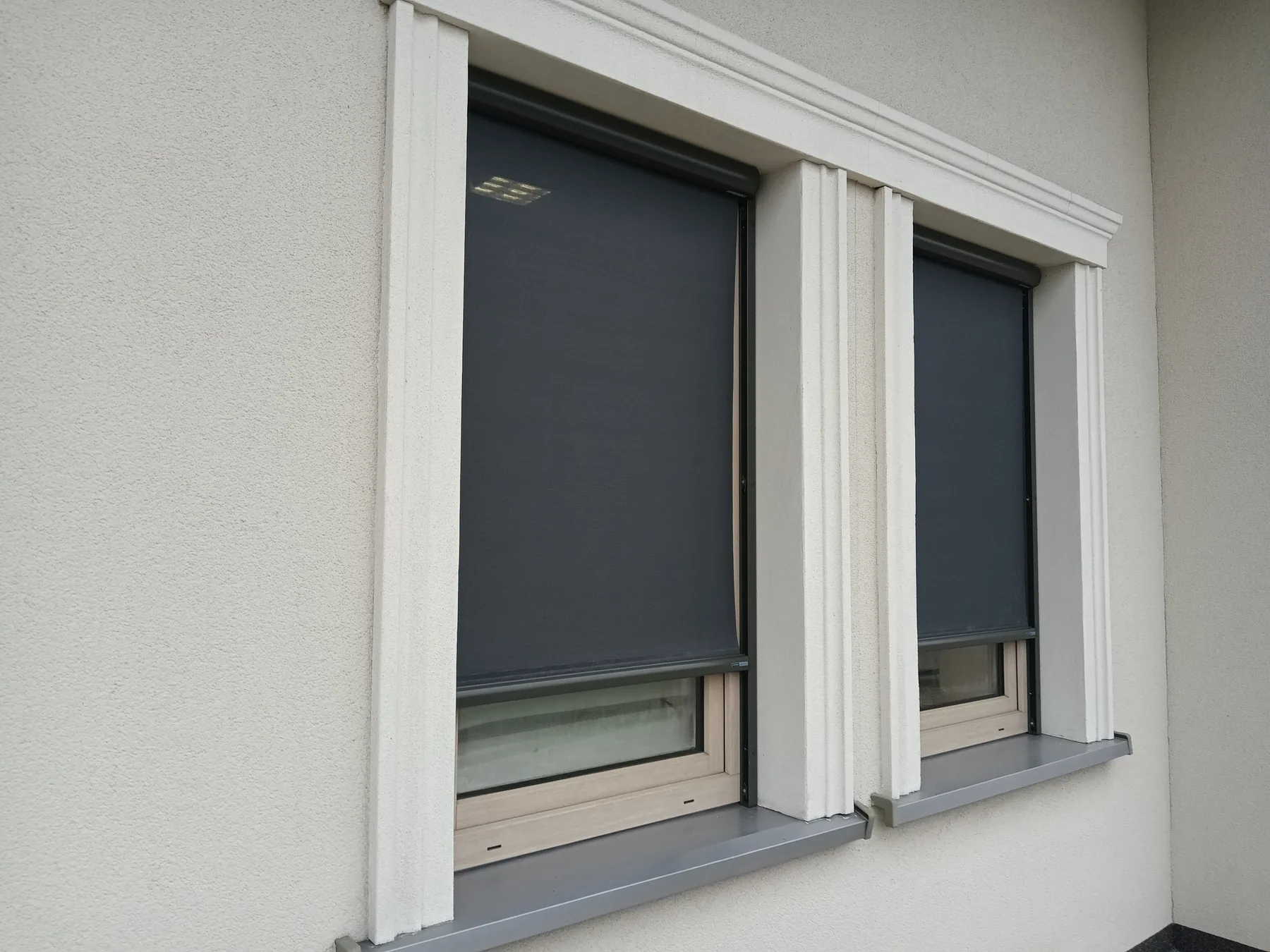 Markiza pionowa Fakro w Pińczycach - ujęcie detalu prowadnic i tkaniny