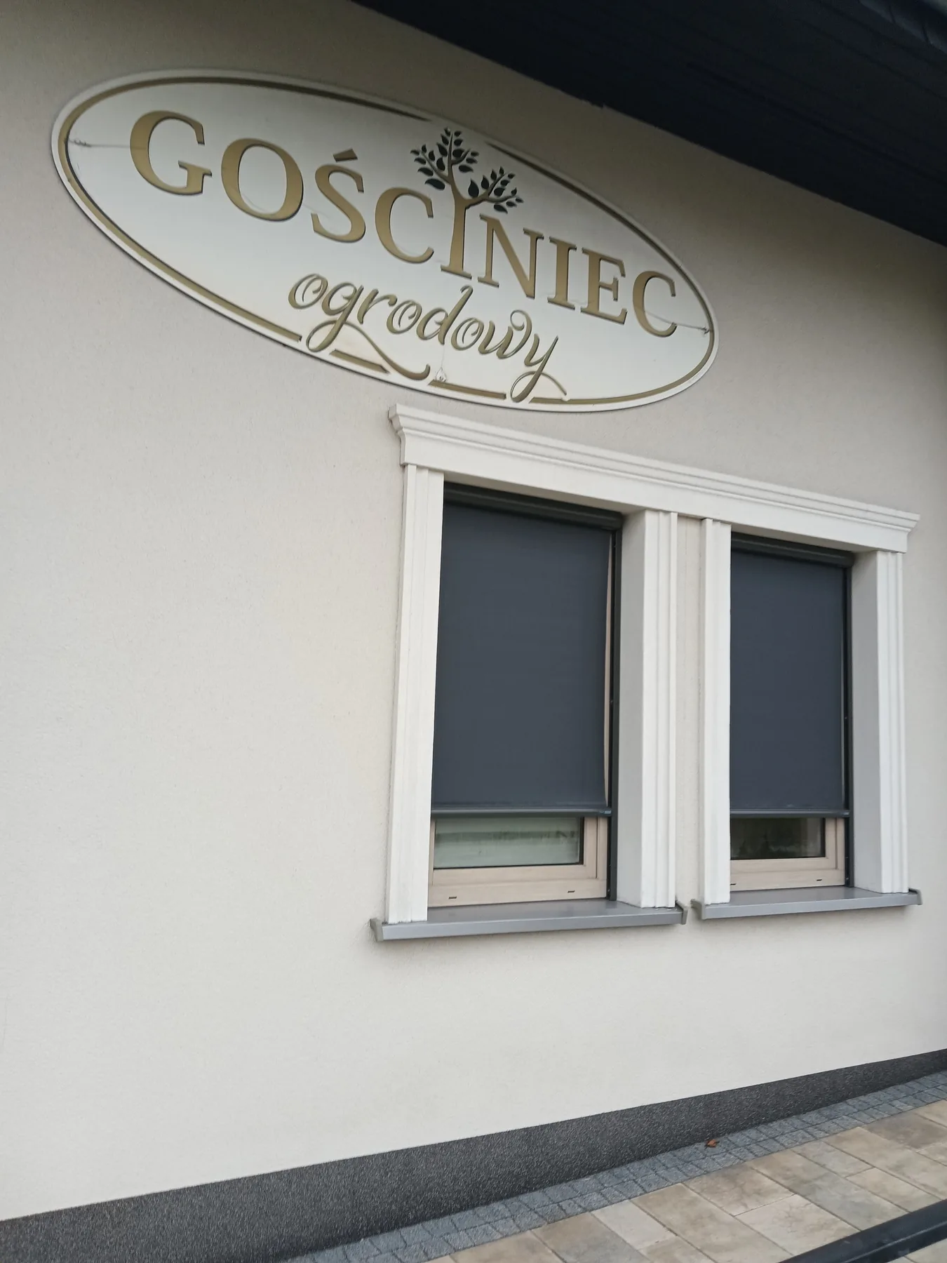 Markiza pionowa Fakro w Pińczycach - perspektywa boczna z elewacją budynku