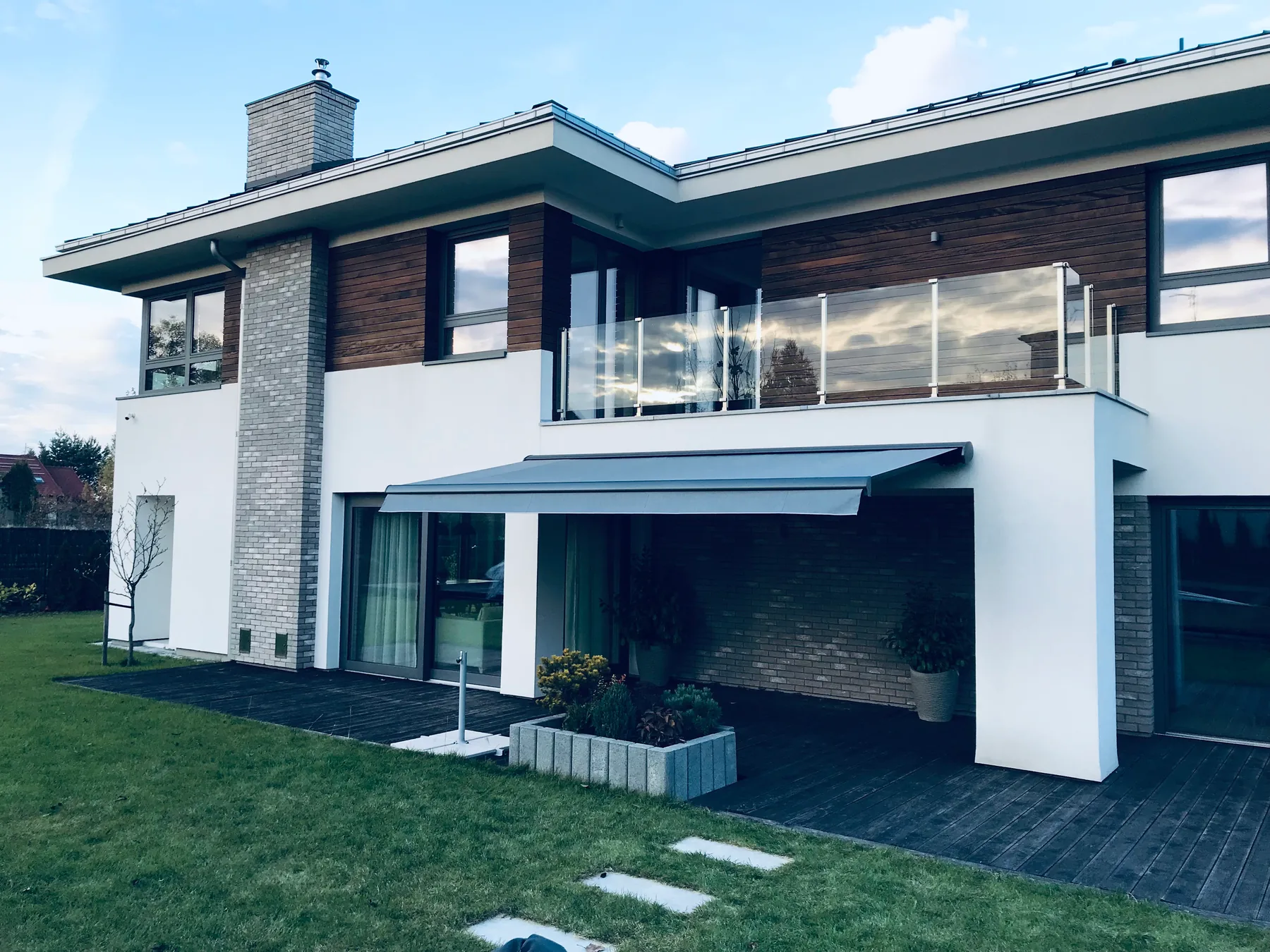 Markiza Dakar w Tychach - kadr pokazujący wysięg poszycia