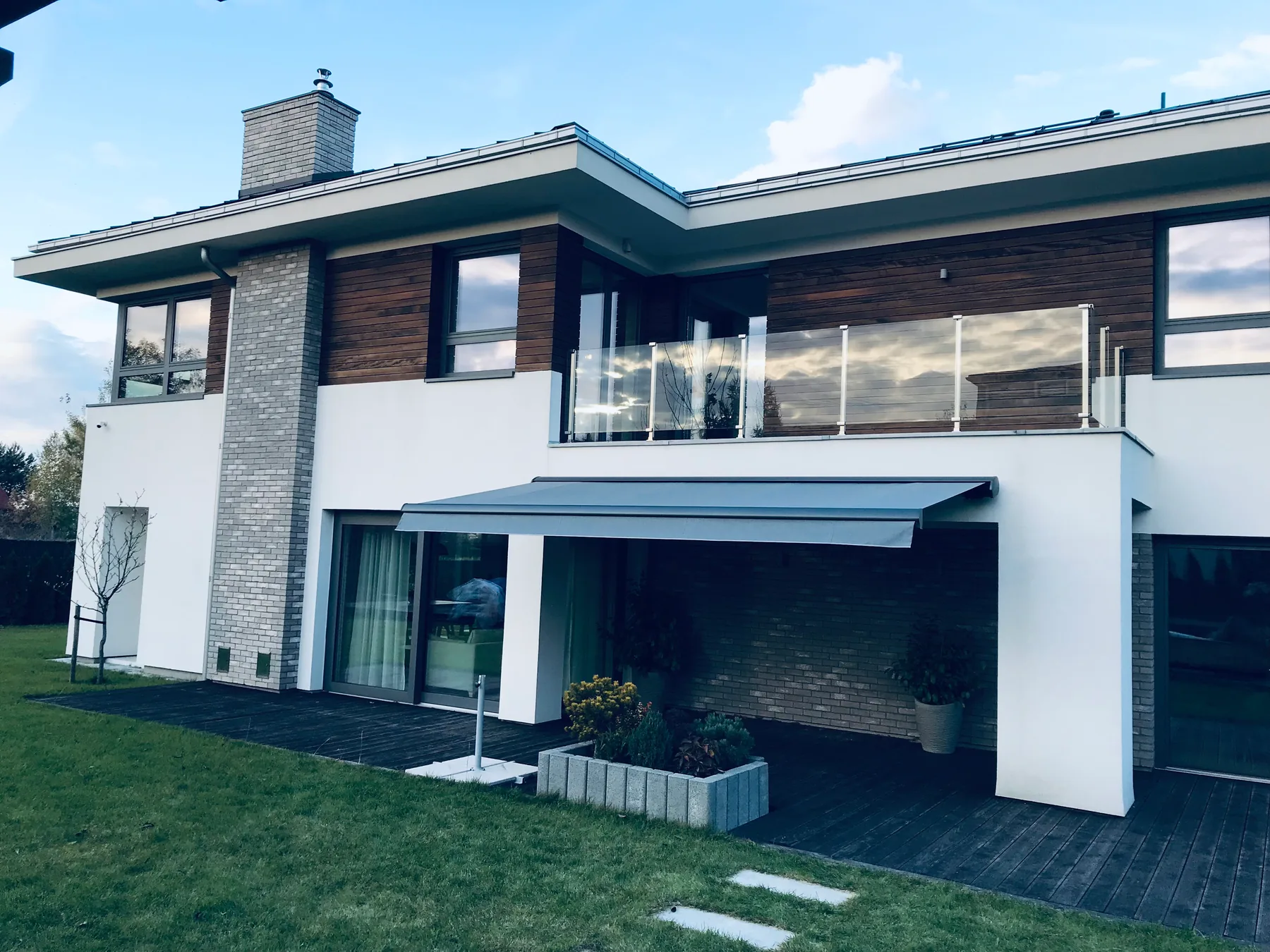 Markiza Dakar w Tychach - ujęcie boczne konstrukcji po montażu