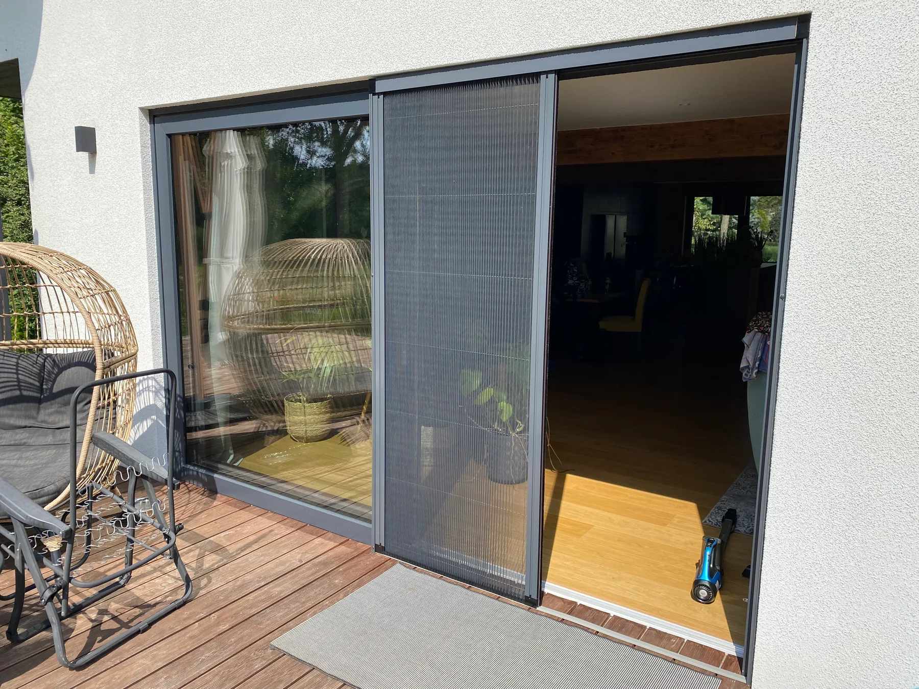 Moskitiera plisowana antracyt w realizacji na Śląsku - ujęcie przejścia po odsunięciu moskitiery