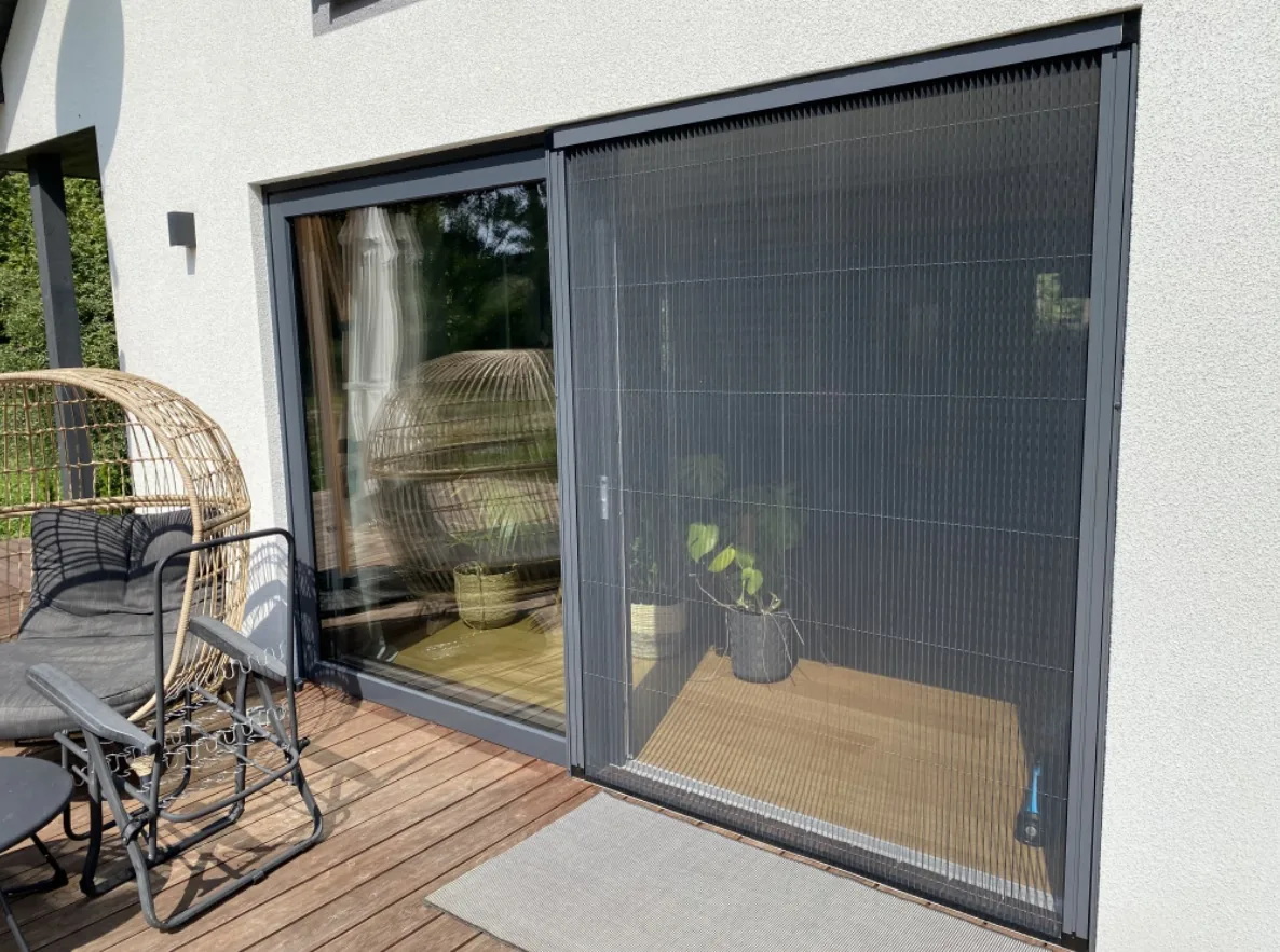 Moskitiera plisowana antracyt w realizacji na Śląsku - detal ciemnego profilu i plisowanej siatki