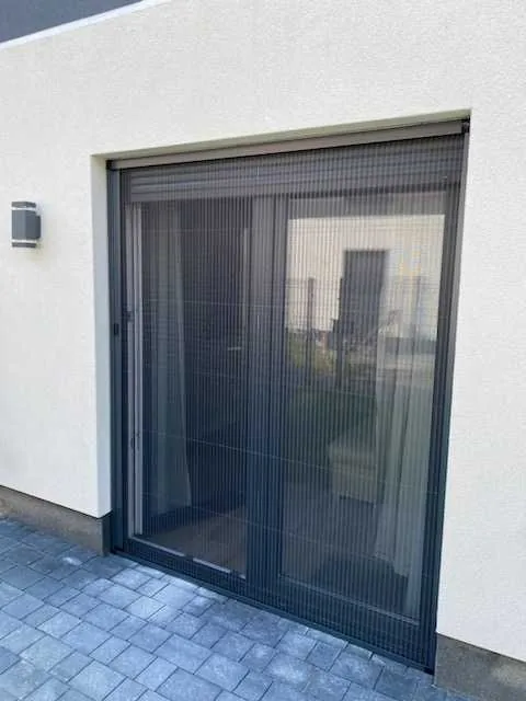 Moskitiera plisowana w dodatkowych realizacjach na Śląsku - dodatkowa realizacja moskitiery plisowanej - ujęcie 2