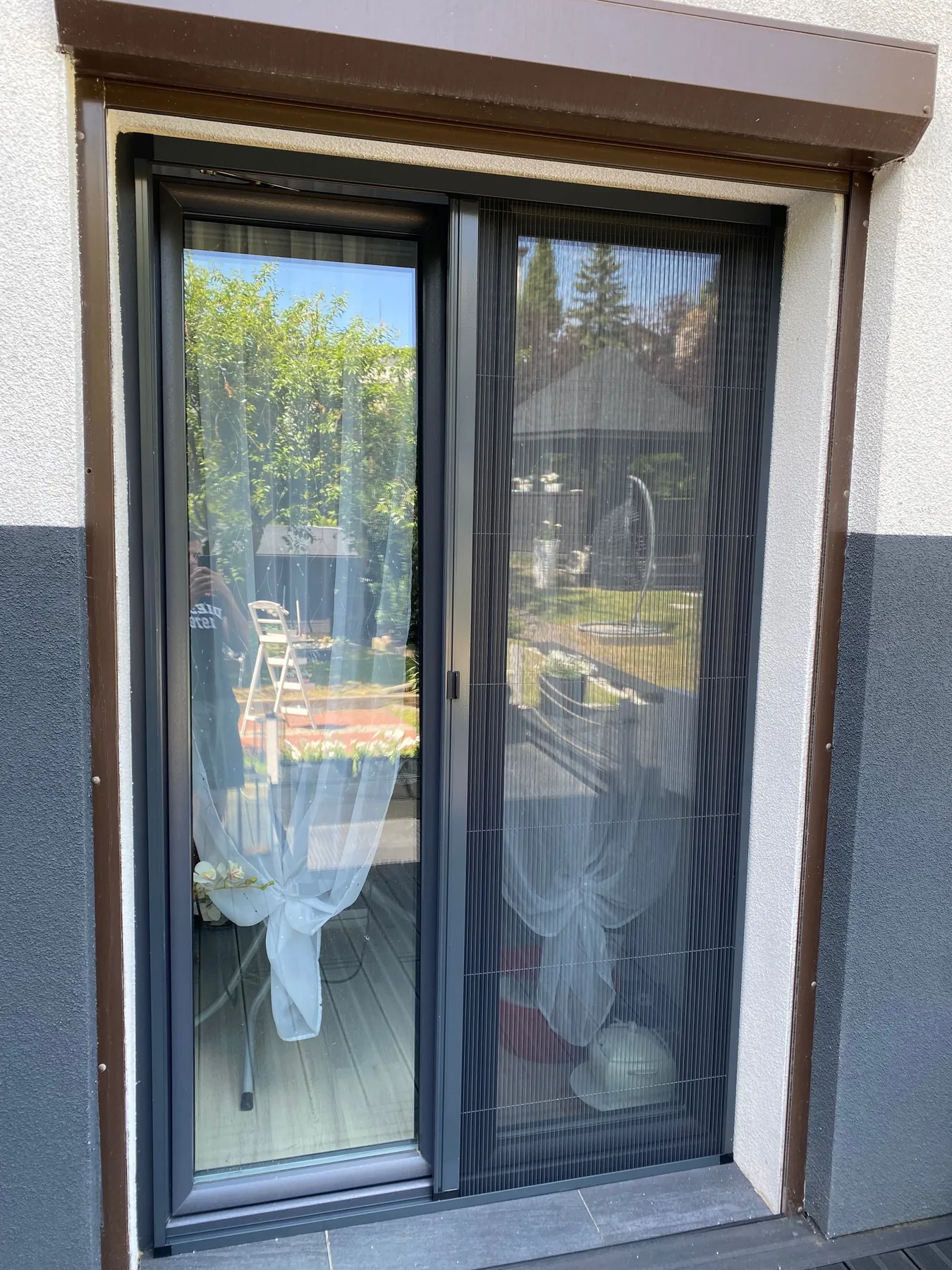 Moskitiera plisowana w profilu drewnopodobnym w realizacji na Śląsku - widok drzwi balkonowych z moskitierą w profilu drewnopodobnym