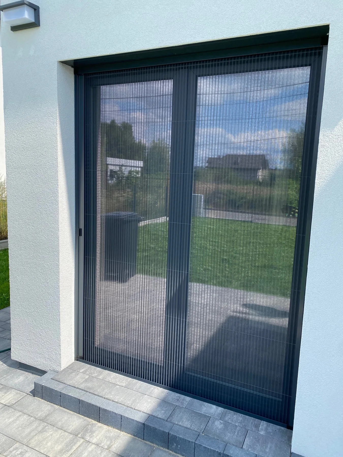 Moskitiera plisowana do wysokiego przeszklenia w realizacji na Śląsku - ujęcie całej siatki po rozłożeniu