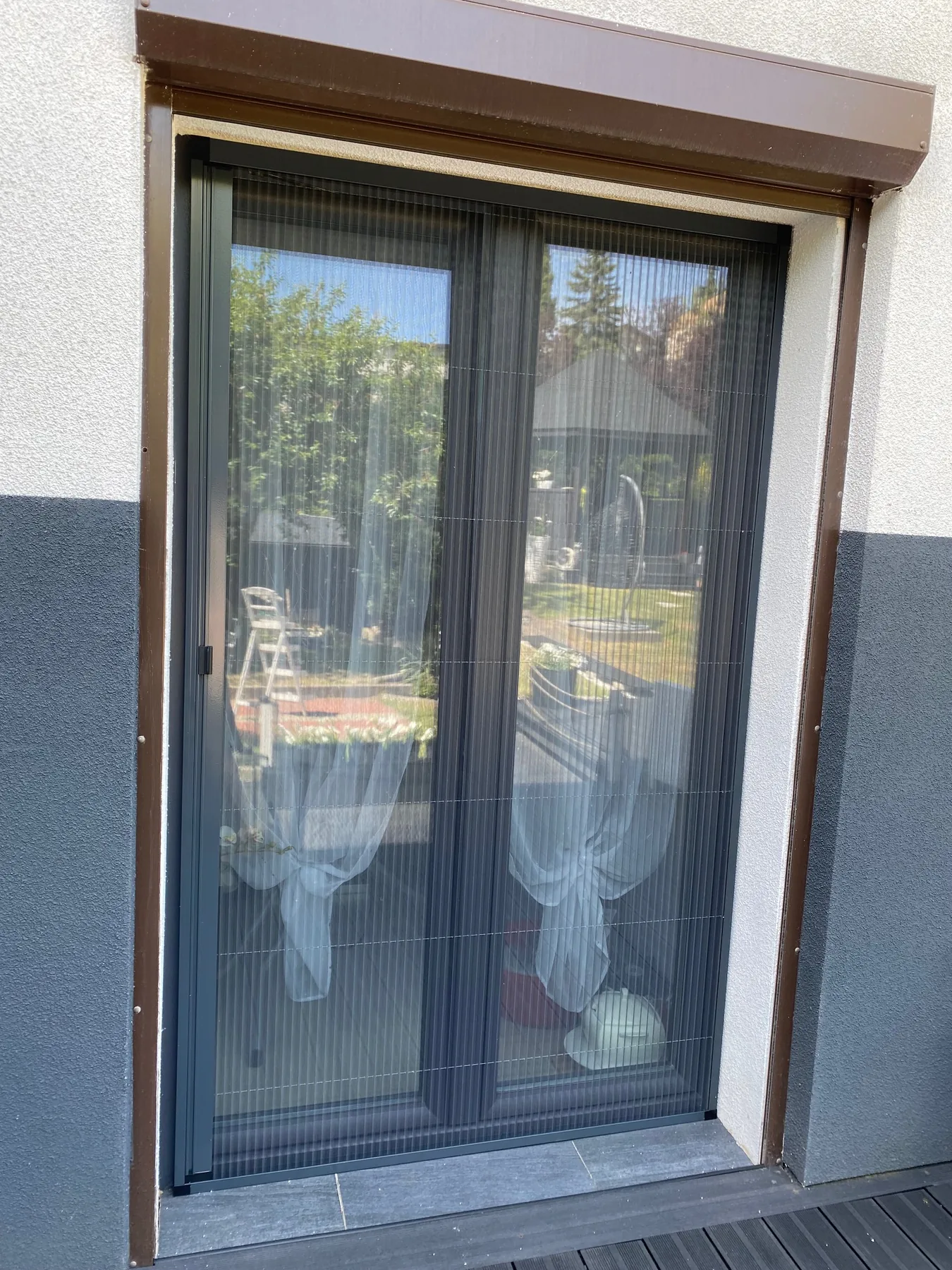 Moskitiera plisowana do wysokiego przeszklenia w realizacji na Śląsku - efekt końcowy przy gotowej elewacji