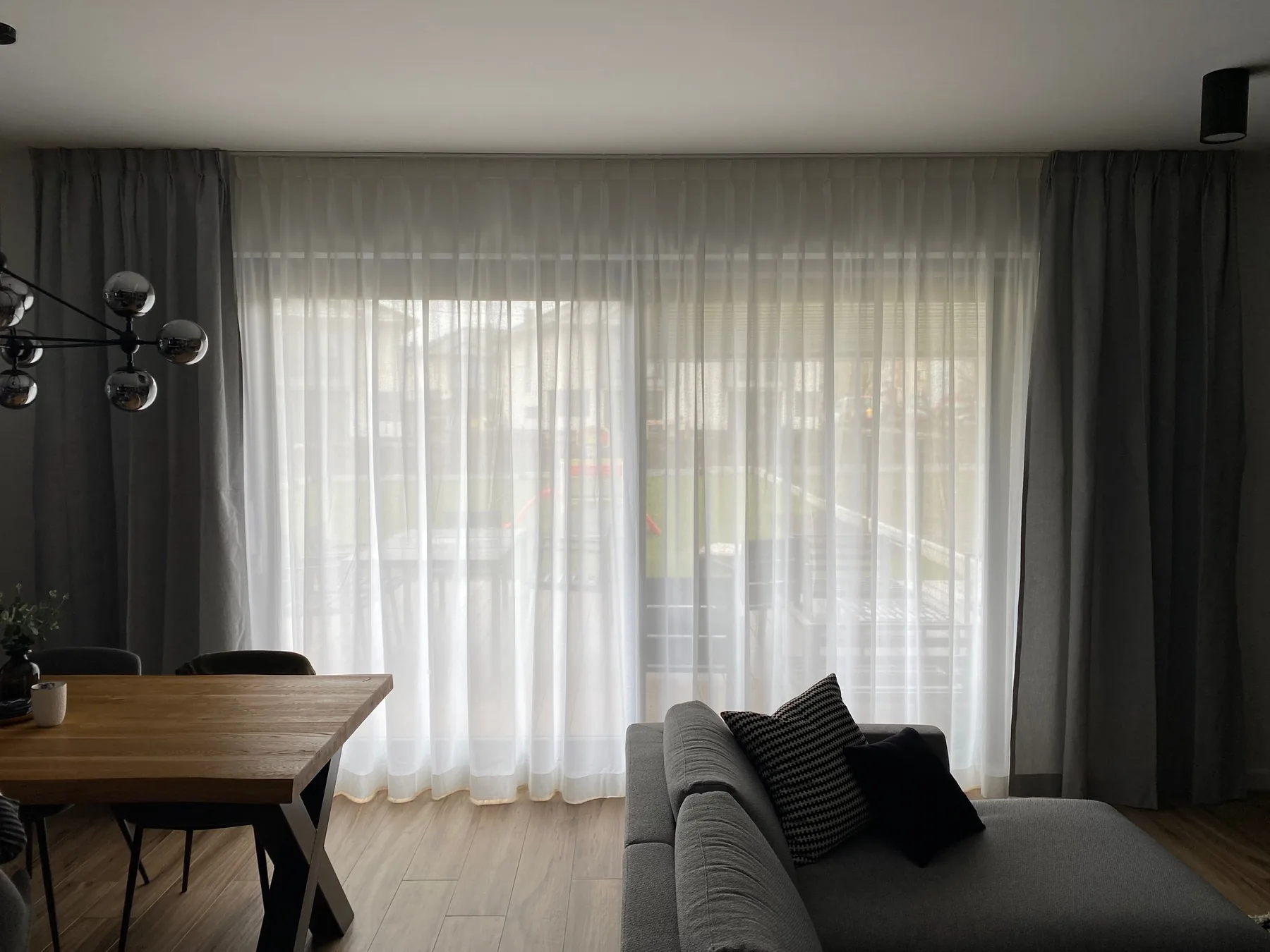 Panel tracki w Katowicach - widok ogólny strefy przeszklenia z panelami