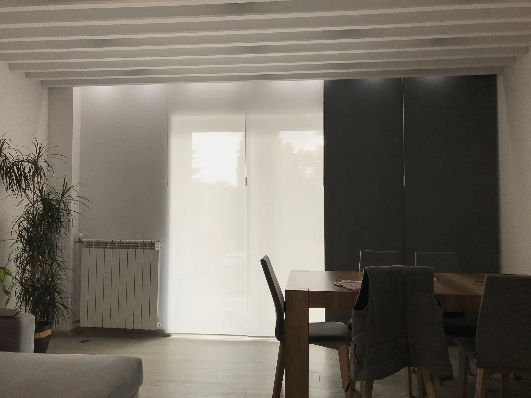 Panel tracki w Katowicach - ujęcie pracy tkaniny na dużym oknie