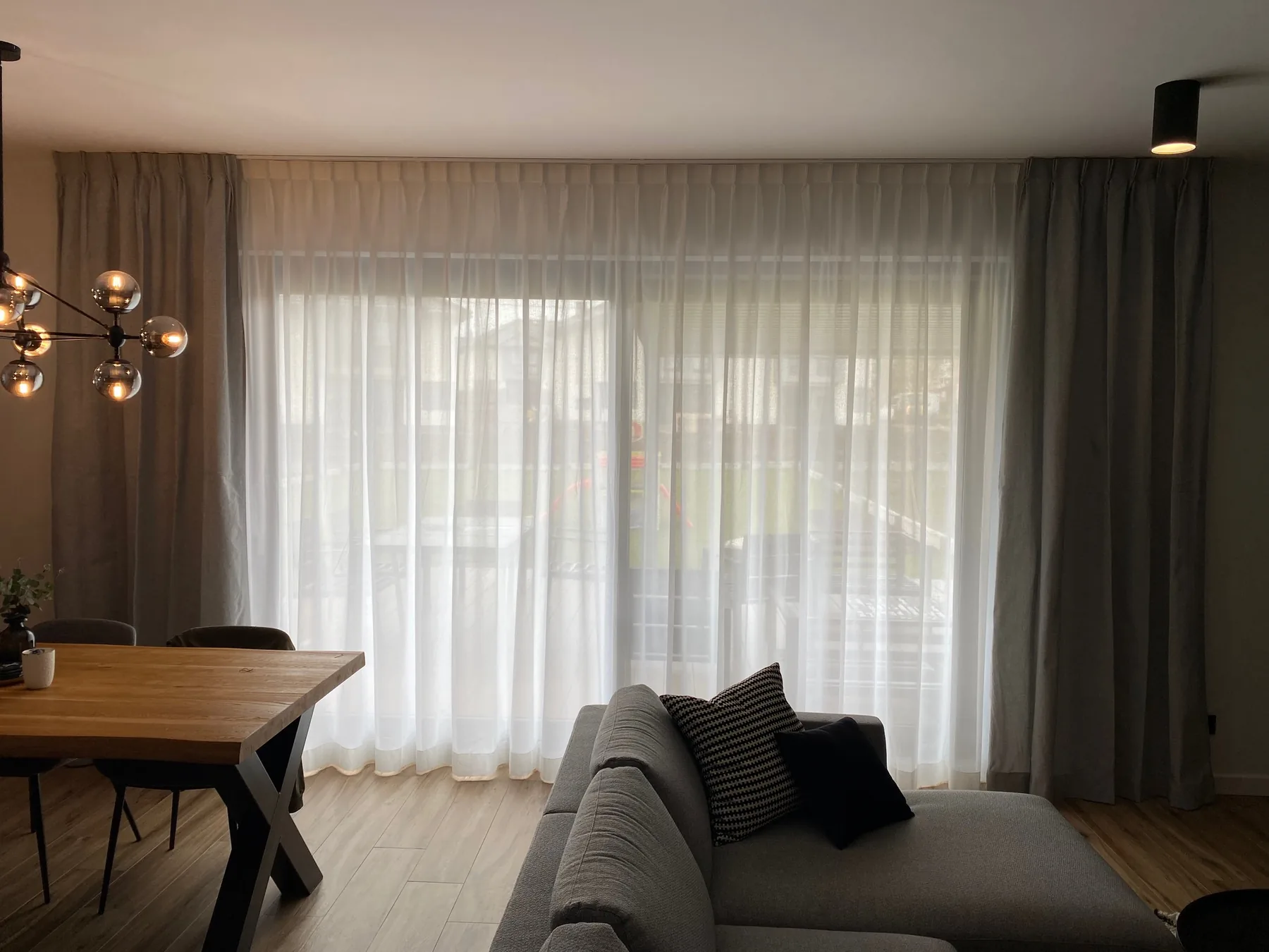 Panel tracki w Katowicach - detal prowadzenia systemu sufitowego