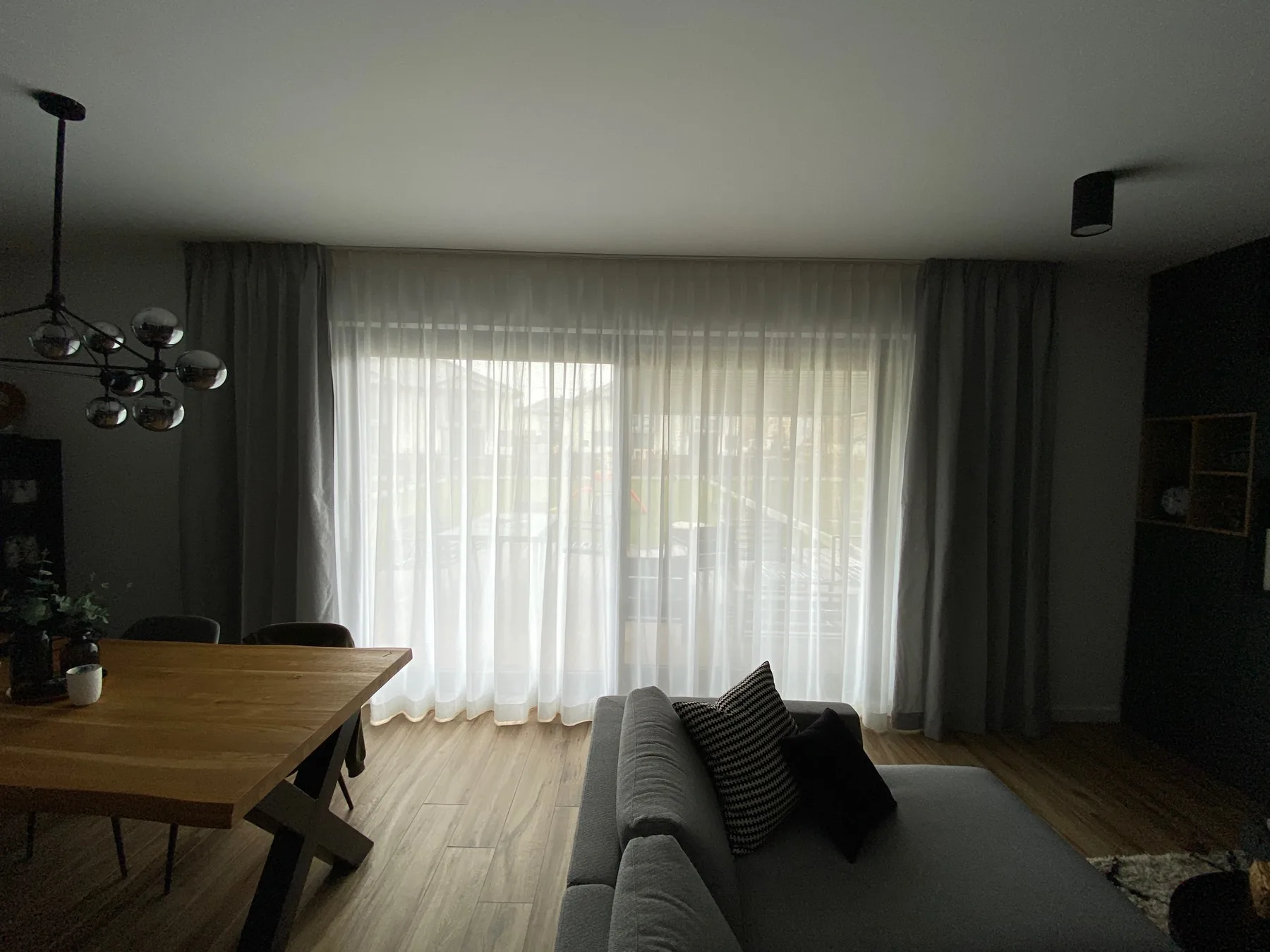 Panel track przy szerokim przeszkleniu w realizacji na Śląsku - realizacja panel track przy dużym przeszkleniu - ujęcie 2