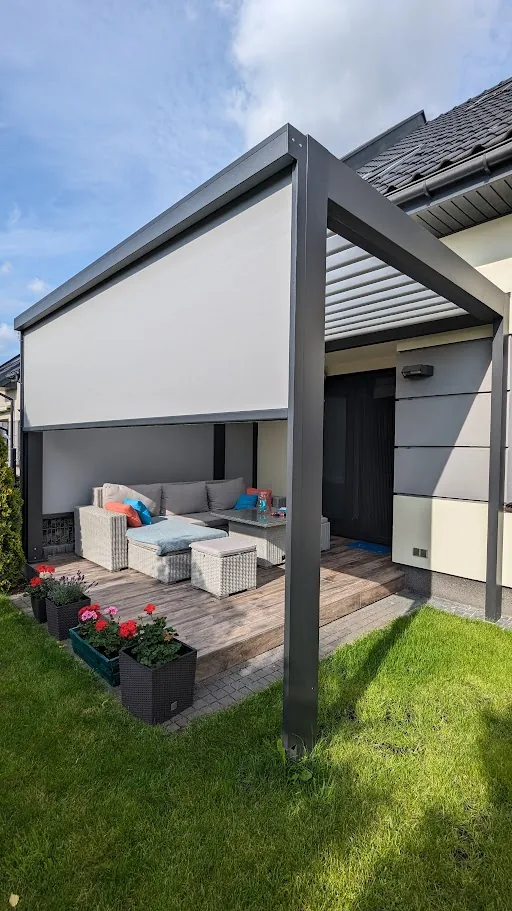 Pergola SB 400 z refleksolem w Dąbrowie Górniczej - widok ogólny pergoli od strony tarasu