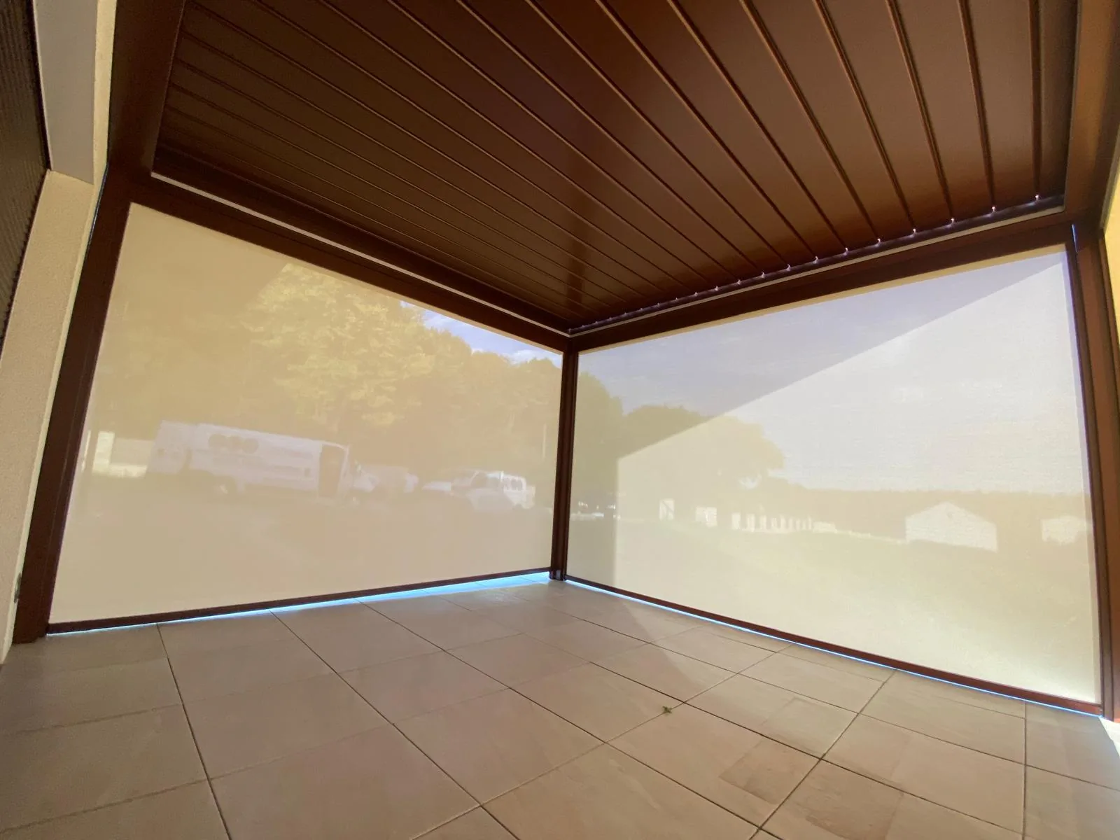 Pergola SB 400 z refleksolem w Dąbrowie Górniczej - kadr pokazujący zadaszenie i linię prowadnic