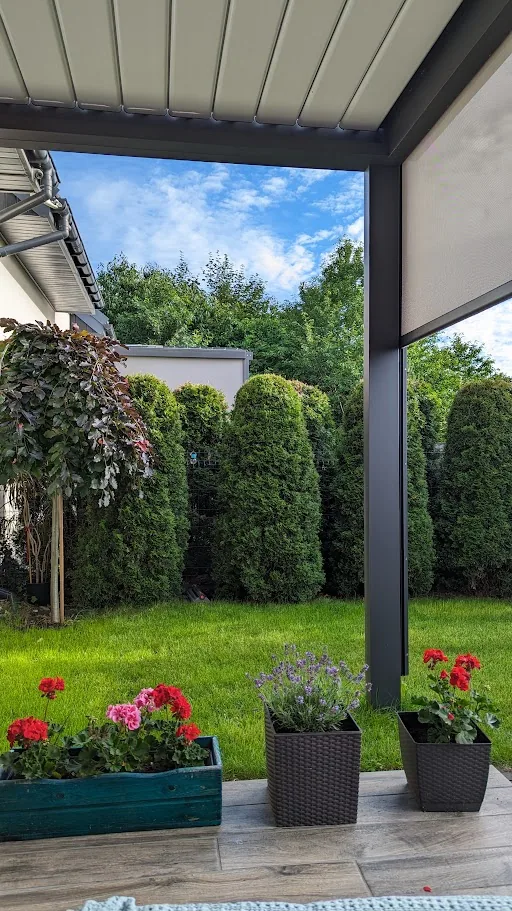 Pergola SB 400 z refleksolem w Dąbrowie Górniczej - perspektywa boczna ze strefą wypoczynku