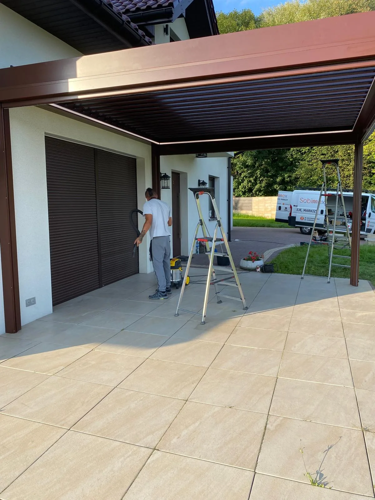 Pergola SB 400 z refleksolem w Dąbrowie Górniczej - efekt końcowy po zamknięciu kompozycji tarasu