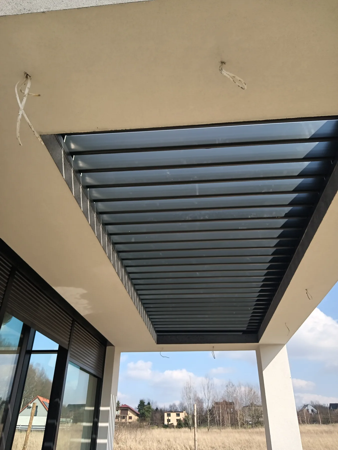 Pergola SB 400 R w Mysłowicach - kadr pokazujący moduł dachowy pergoli