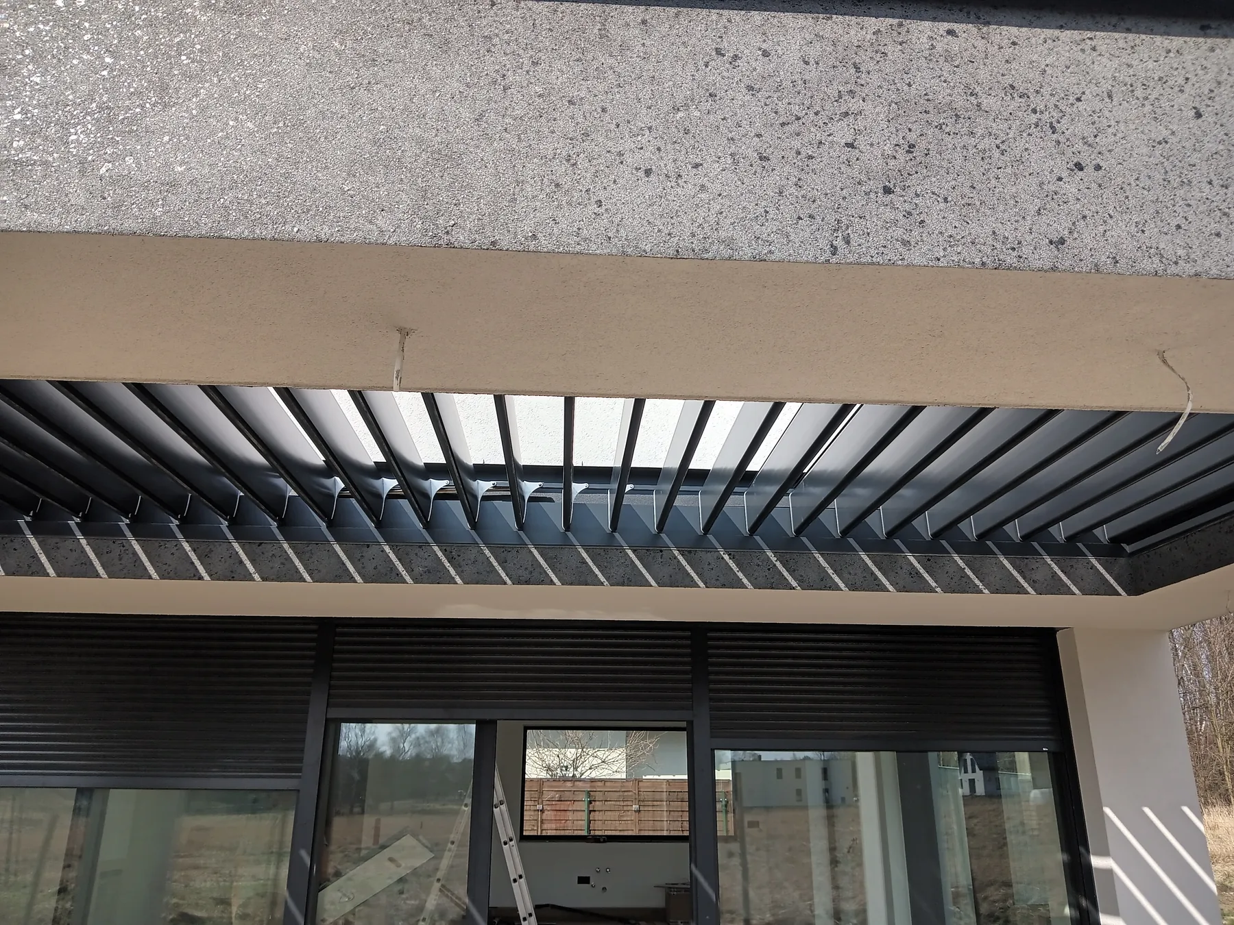 Pergola SB 400 R w Mysłowicach - ujęcie boczne konstrukcji po montażu