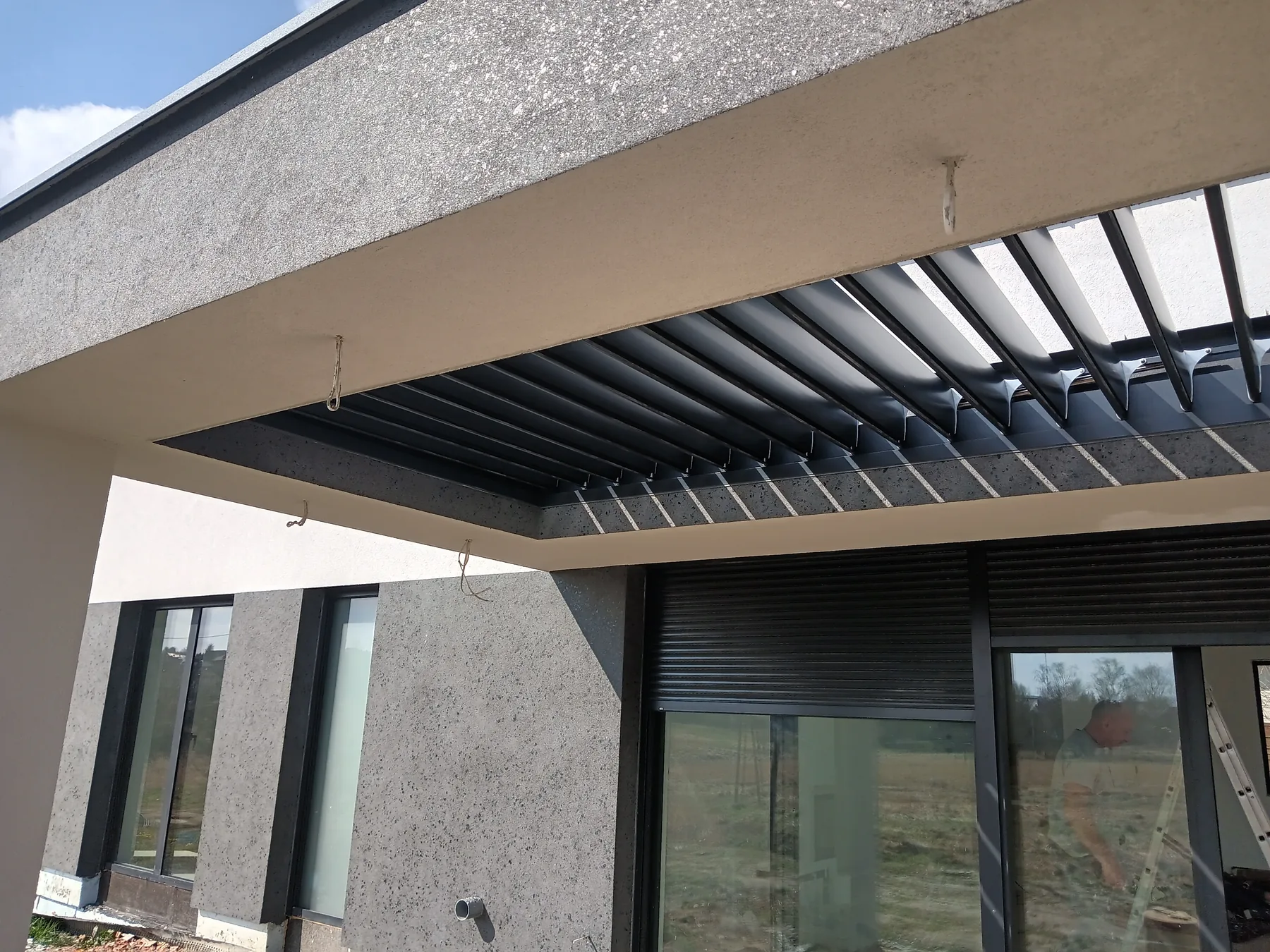 Pergola SB 400 R w Mysłowicach - detal prowadnic i połączeń konstrukcyjnych