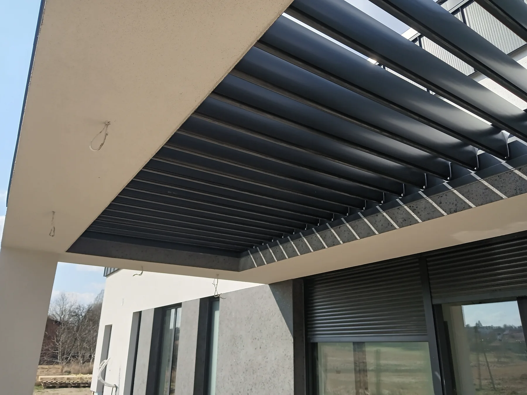 Pergola SB 400 R w Mysłowicach - efekt końcowy w kontekście bryły budynku