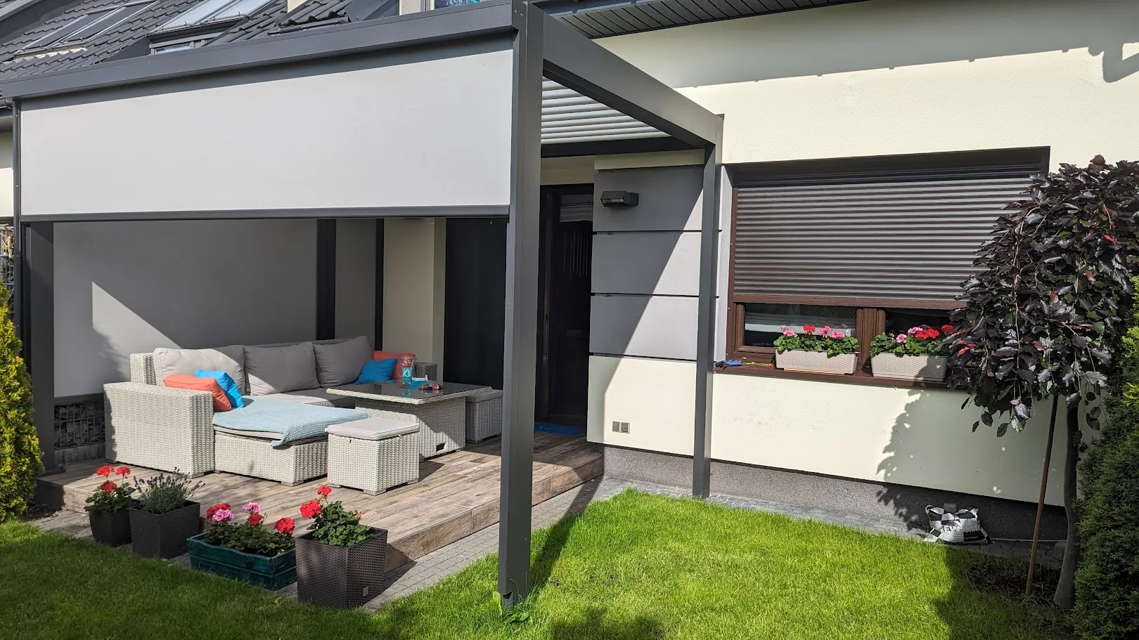 Pergola SB 400 z refleksolem w Sosnowcu - pojedynczy kadr realizacji pergoli sb 400 z refleksolem