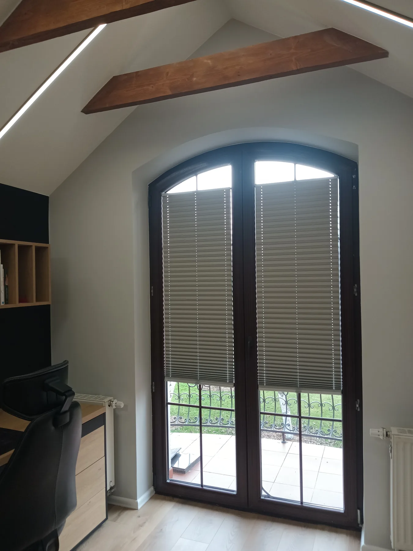 Plisy okienne w Czeladzi - kadr pokazujący pracę osłony na szybie