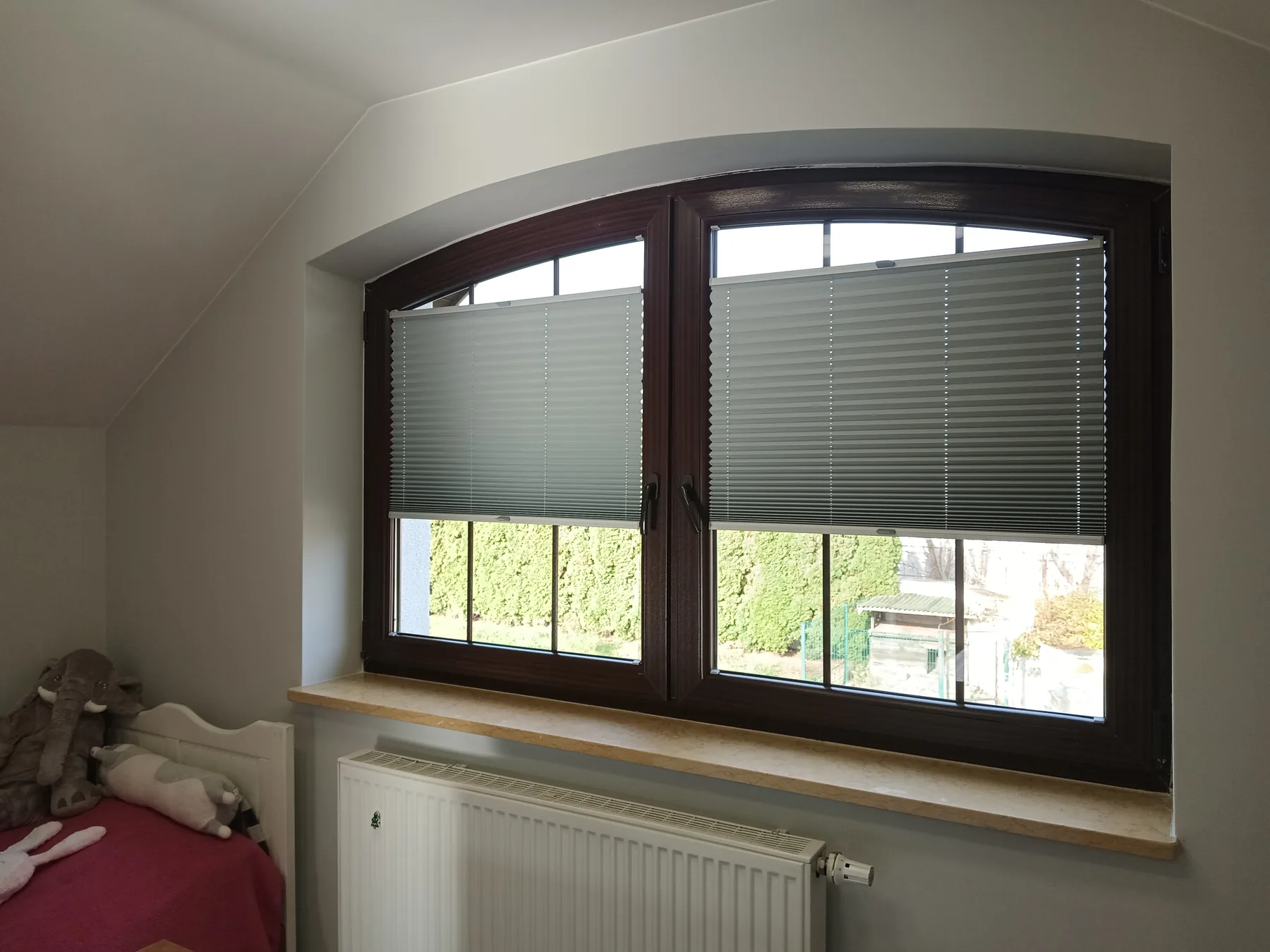 Plisy okienne w Czeladzi - detal profilu i tkaniny po montażu