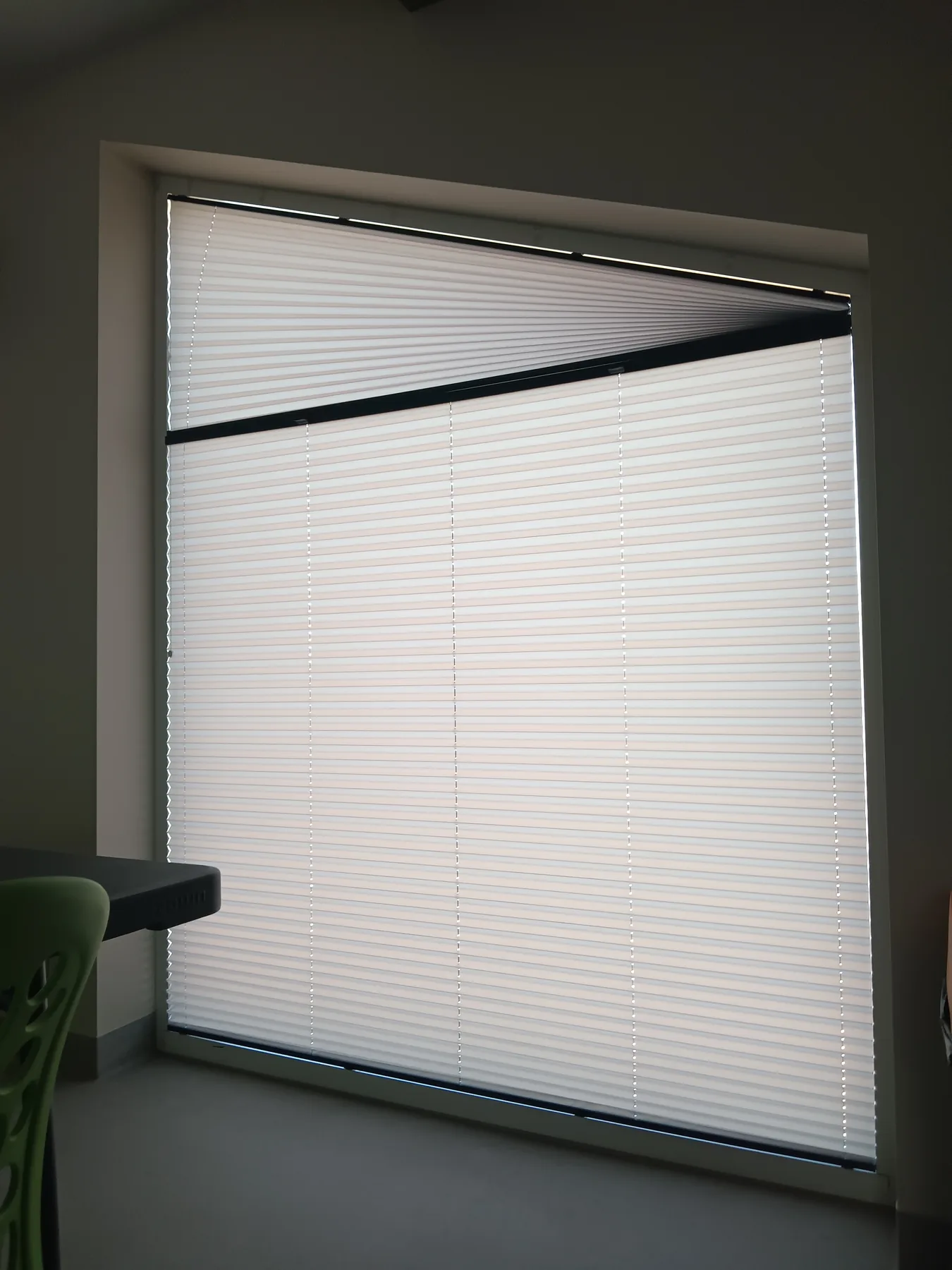 Plisy okienne w Dąbrowie Górniczej - widok okna z plisą w pozycji pośredniej