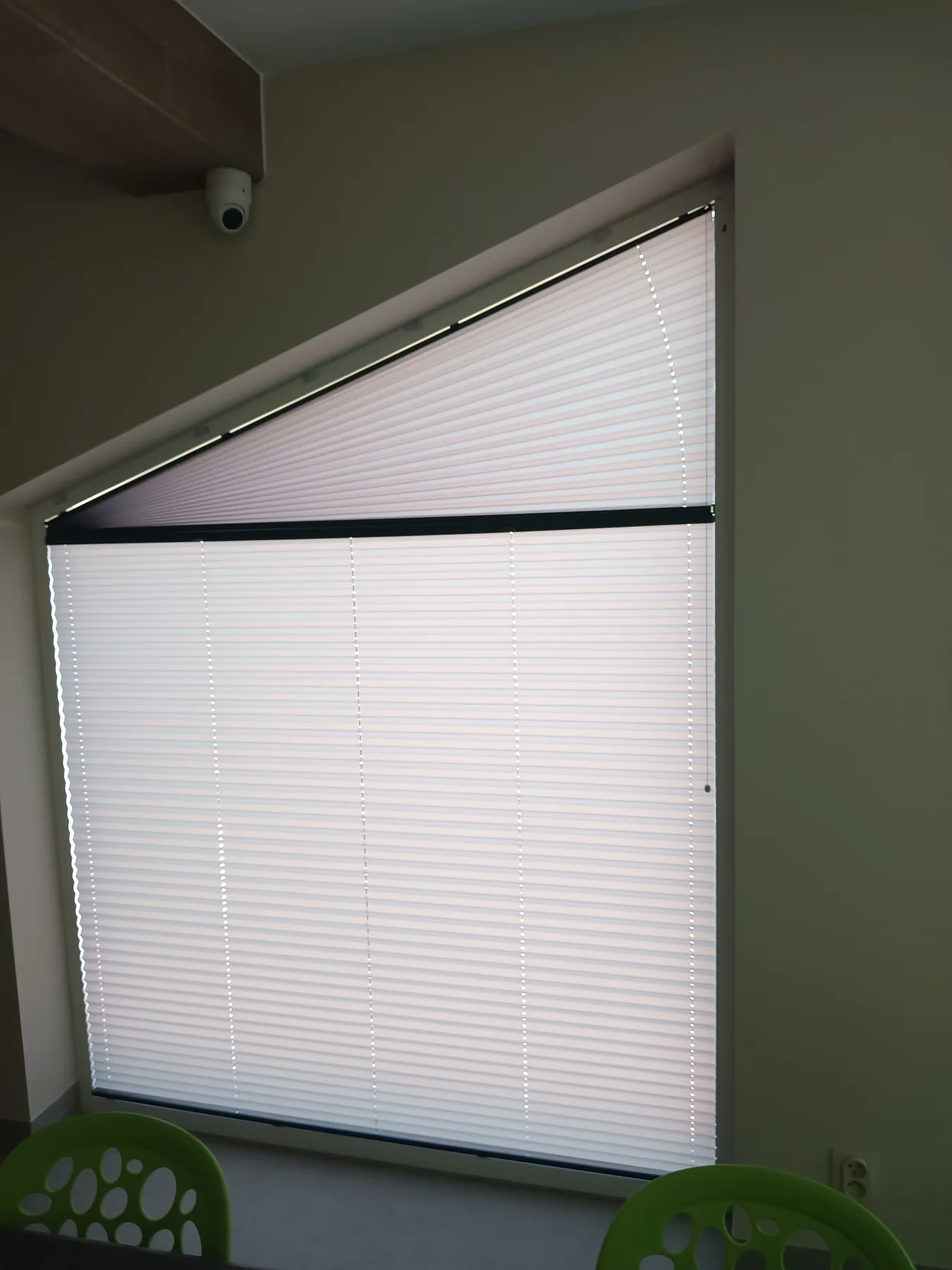 Plisy okienne w Dąbrowie Górniczej - kadr wnętrza z dopasowaną osłoną