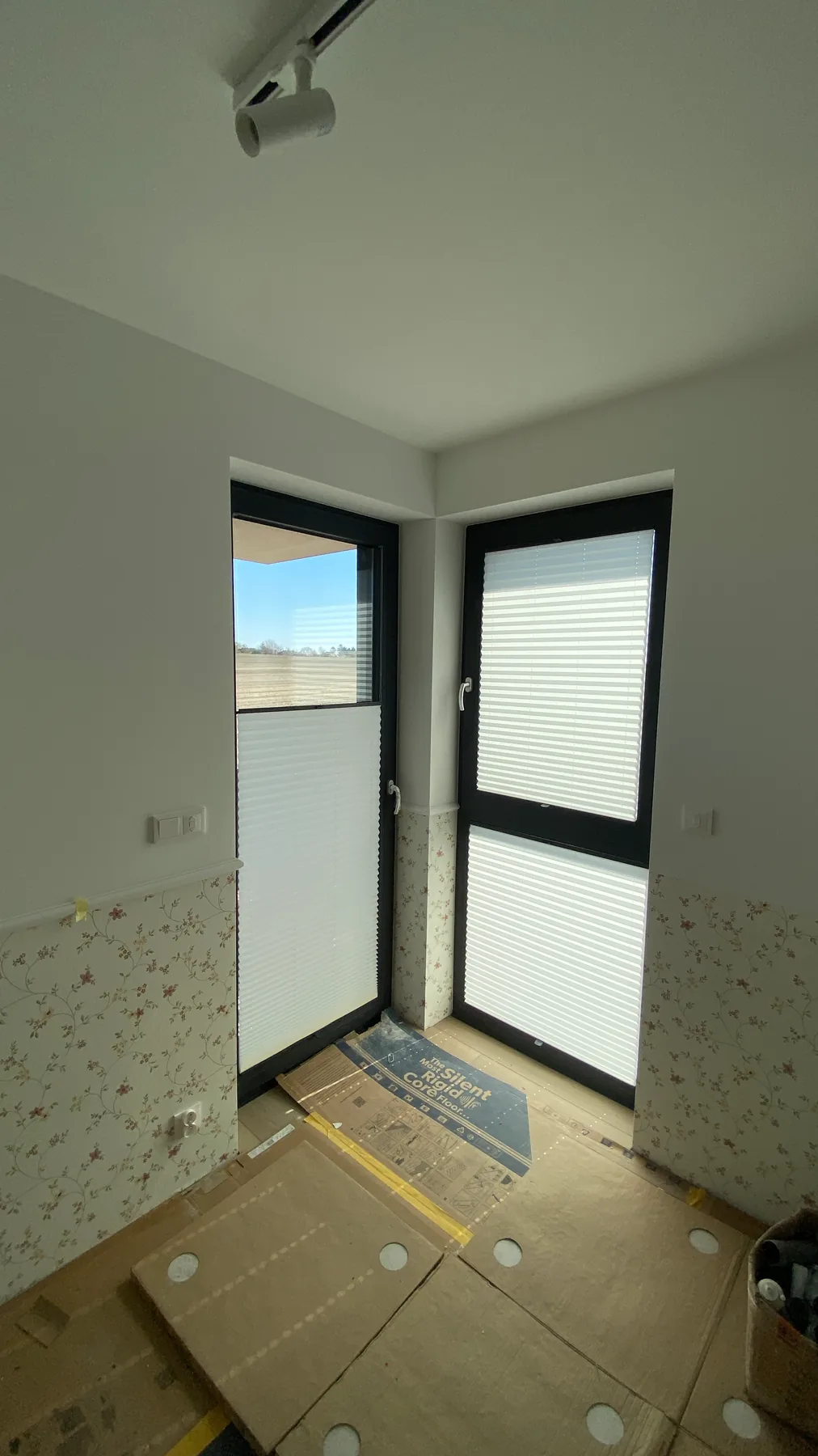 Plisy przy antracytowej stolarce w realizacji na Śląsku - widok drzwi balkonowych i bocznego doświetlenia