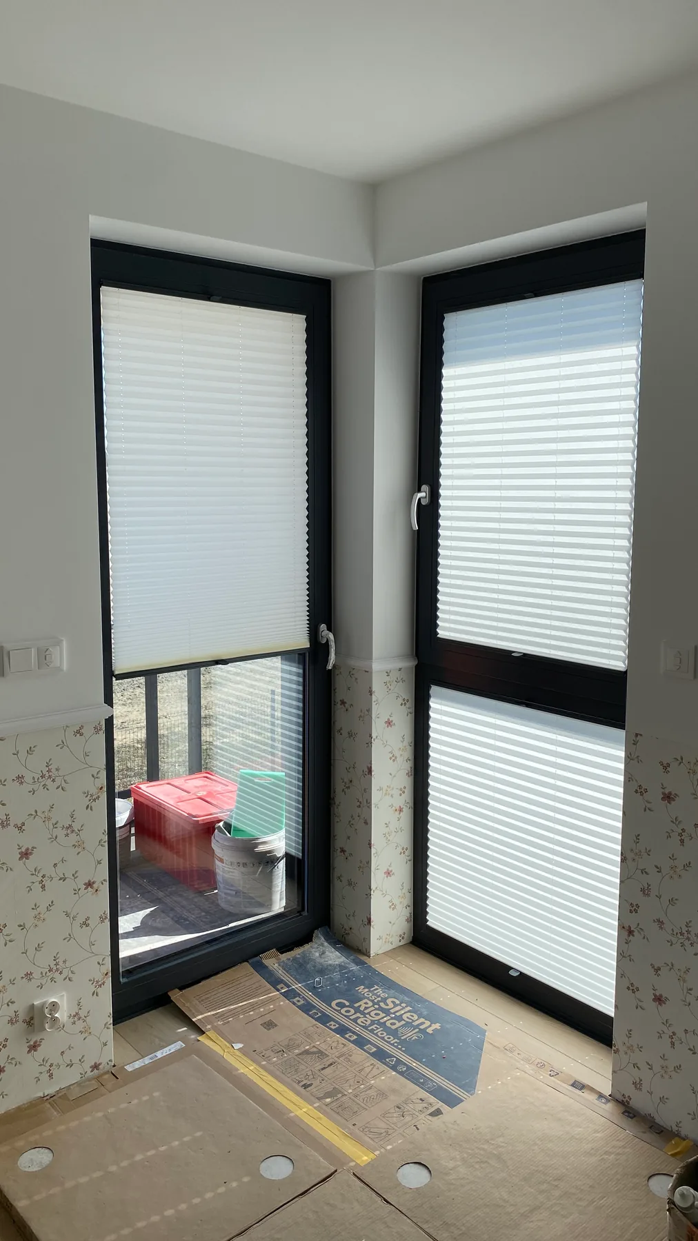 Plisy przy antracytowej stolarce w realizacji na Śląsku - detal dopasowania plis do ciemnych ram