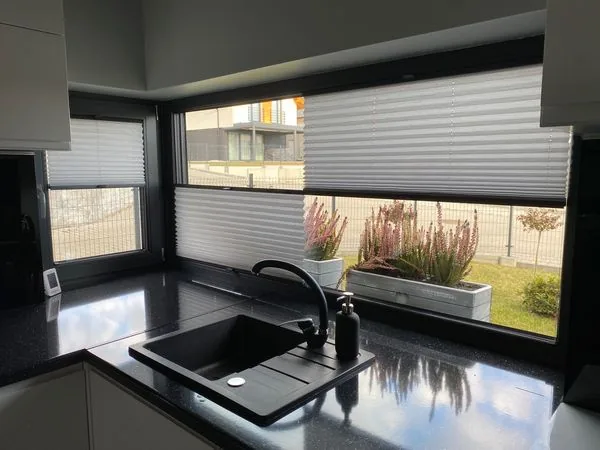 Plisy w czarnej kuchni w realizacji na Śląsku - kadr pokazujący pracę plis w szerokim przeszkleniu