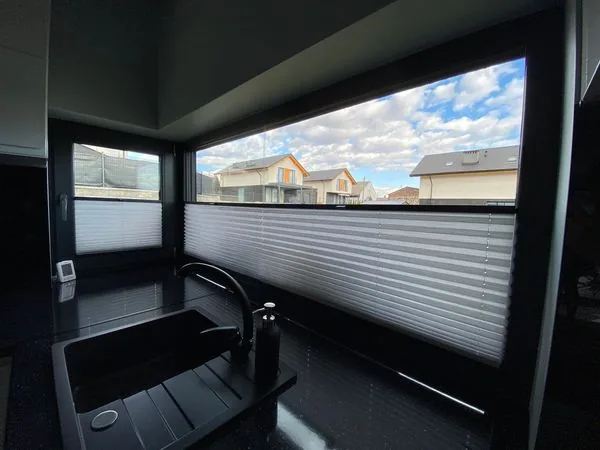 Plisy w czarnej kuchni w realizacji na Śląsku - efekt końcowy po montażu plis w nowoczesnej kuchni