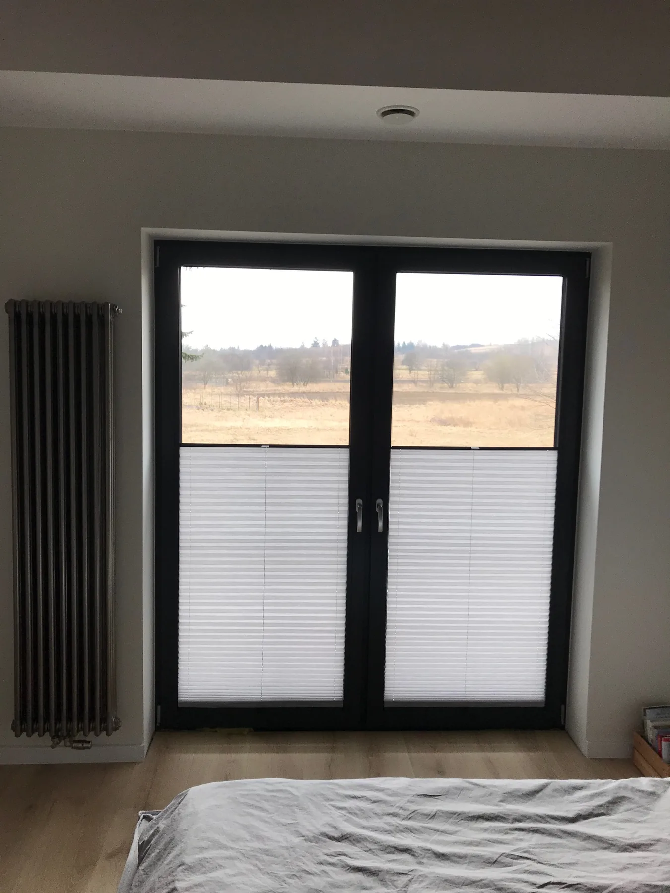 Plisy przy czarnej stolarce w realizacji na Śląsku - ujęcie pełnego przeszklenia przy czarnej stolarce