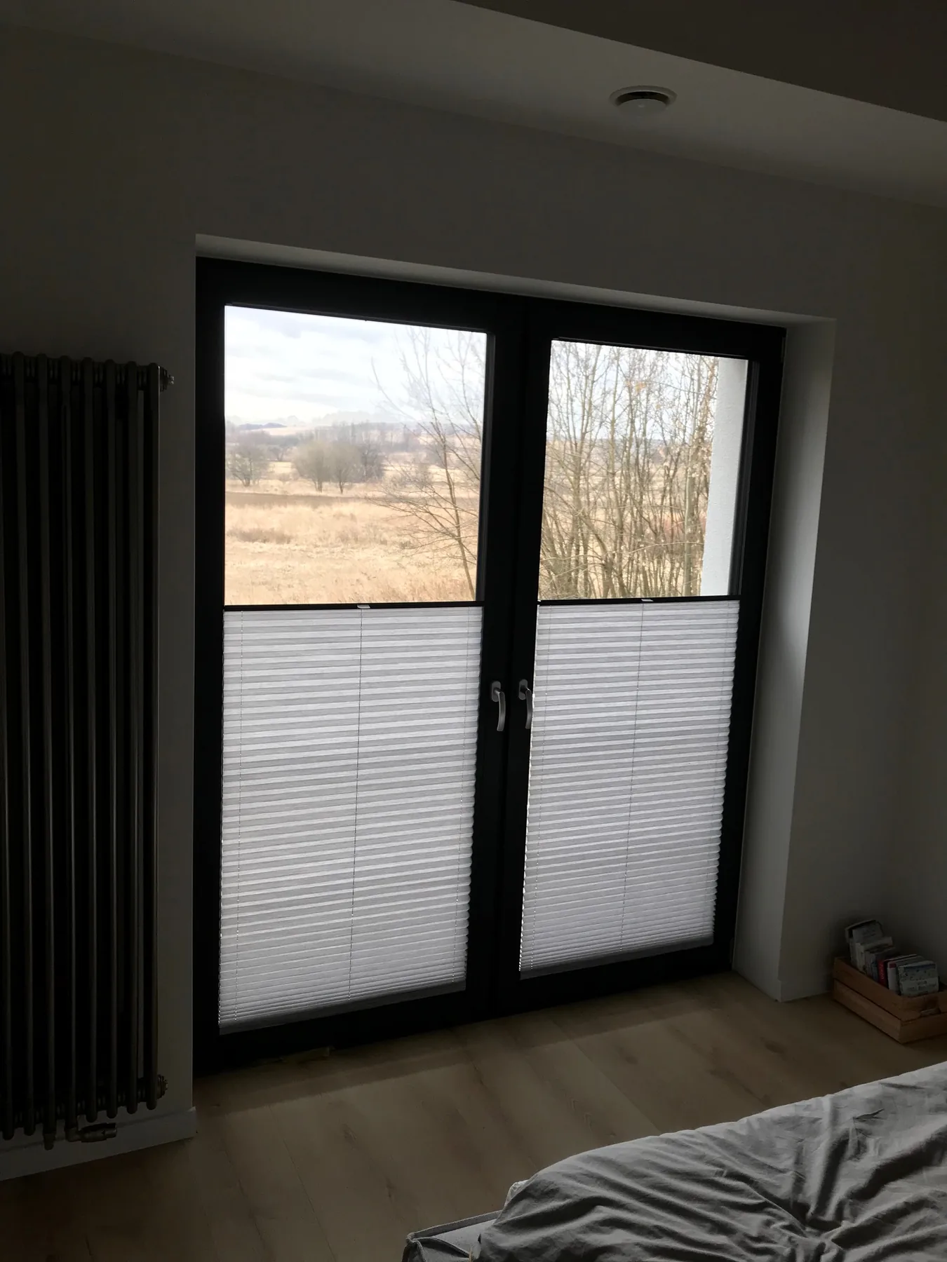 Plisy przy czarnej stolarce w realizacji na Śląsku - kadr drugiego pomieszczenia z dopasowanym systemem