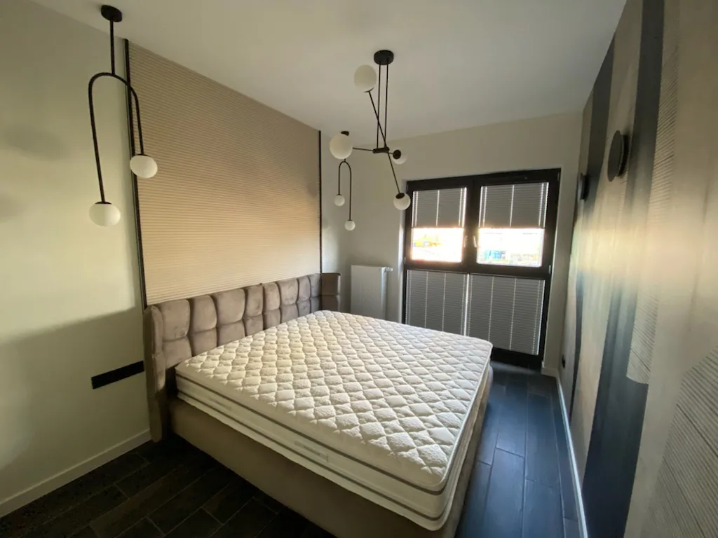 Plisy okienne w Sosnowcu - widok okna z plisą w pozycji pośredniej