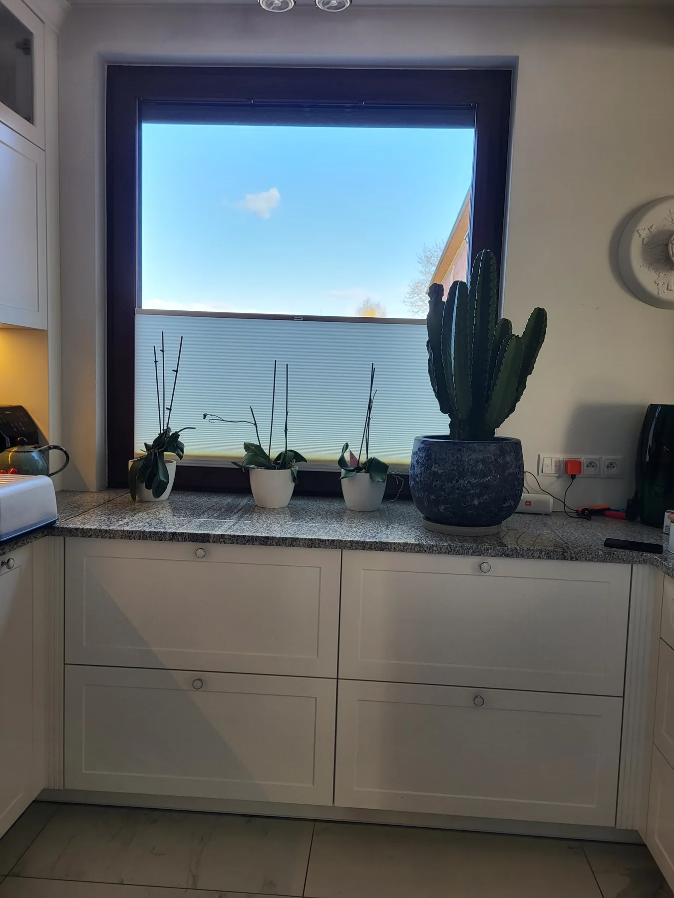 Plisa okienna w Żorach - kadr osłony w pozycji pośredniej