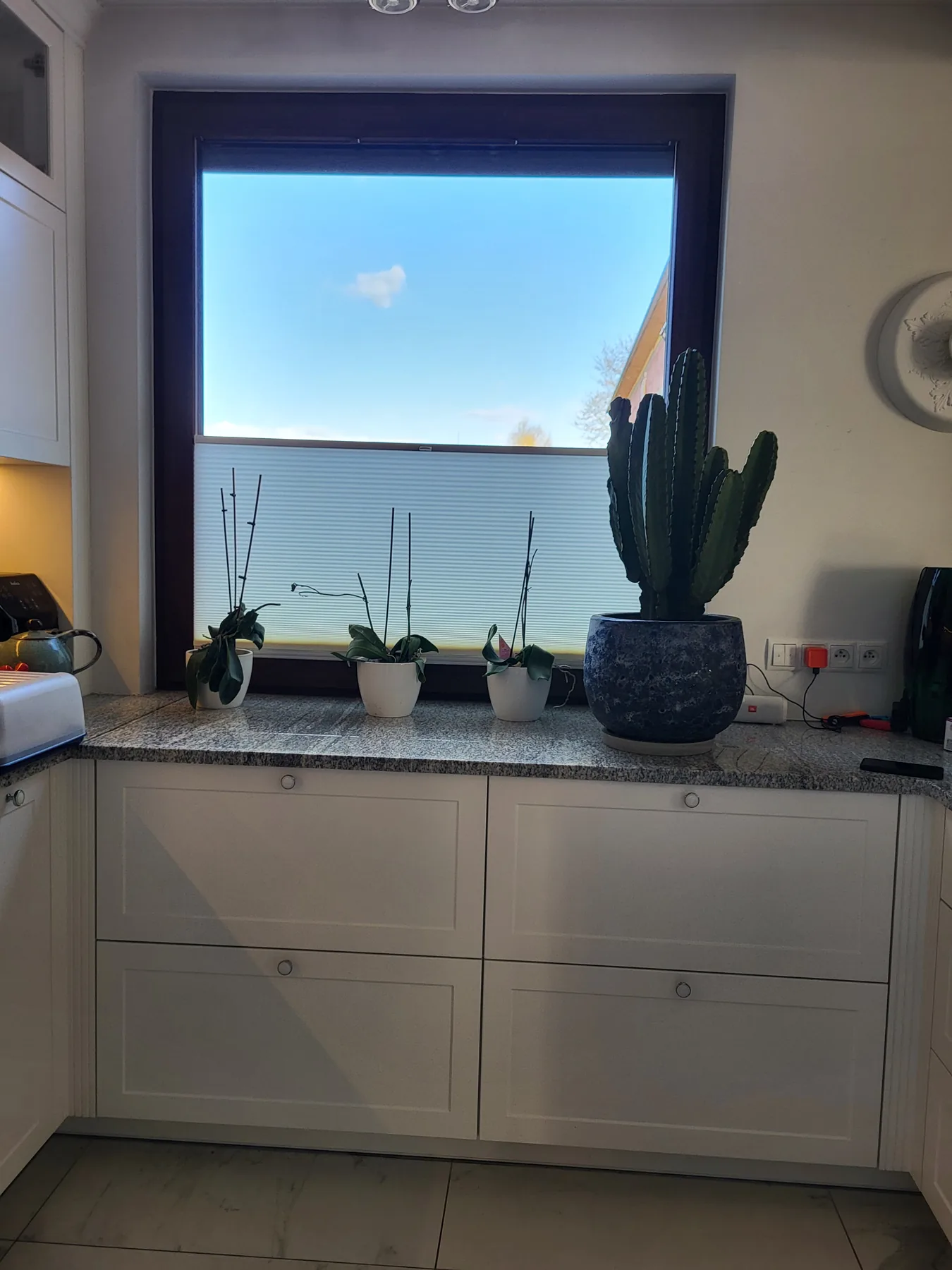 Plisa okienna w Żorach - ujęcie detalu prowadzenia tkaniny