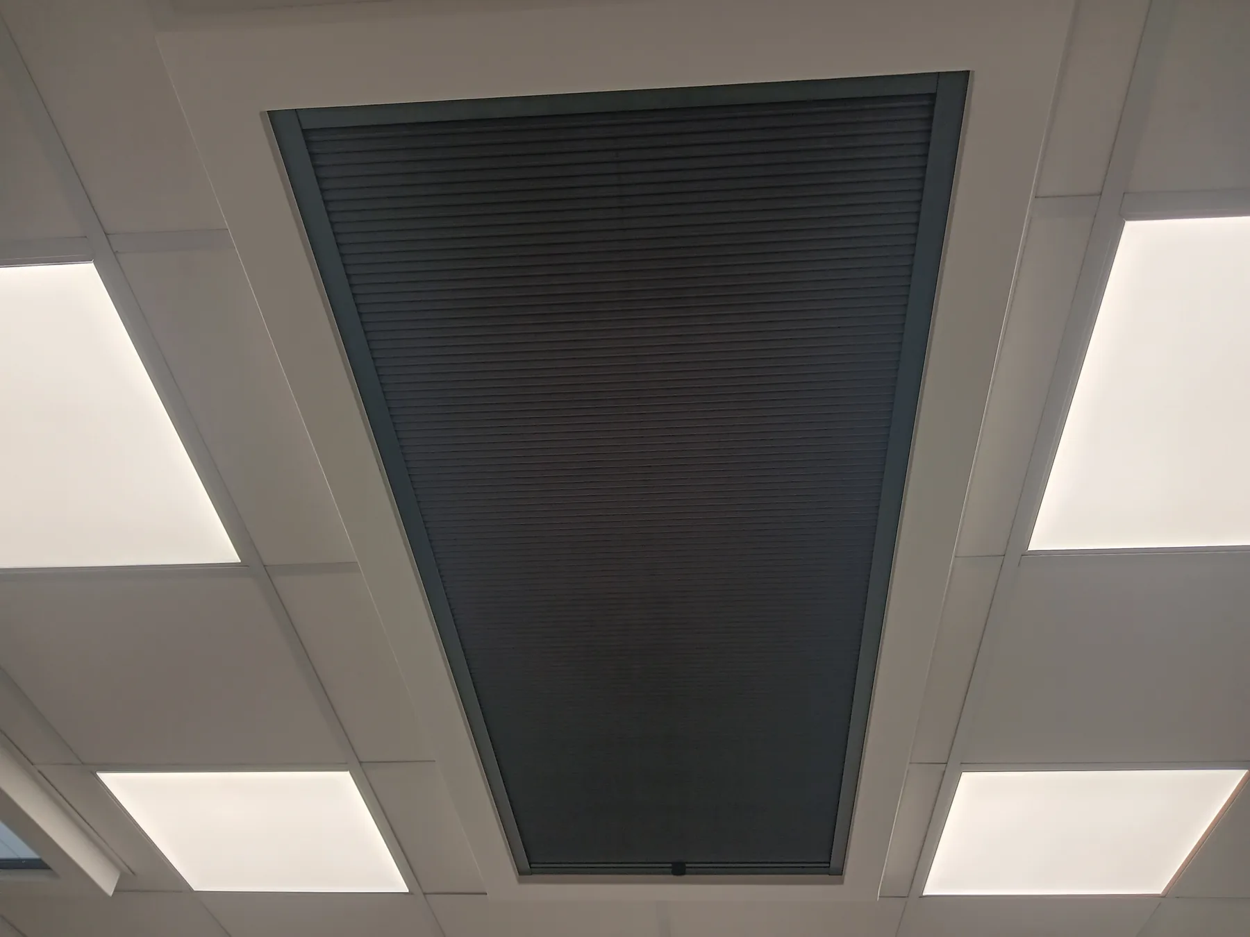 Plisa dachowa w Katowicach - kadr osłony przy przeszkleniu dachowym